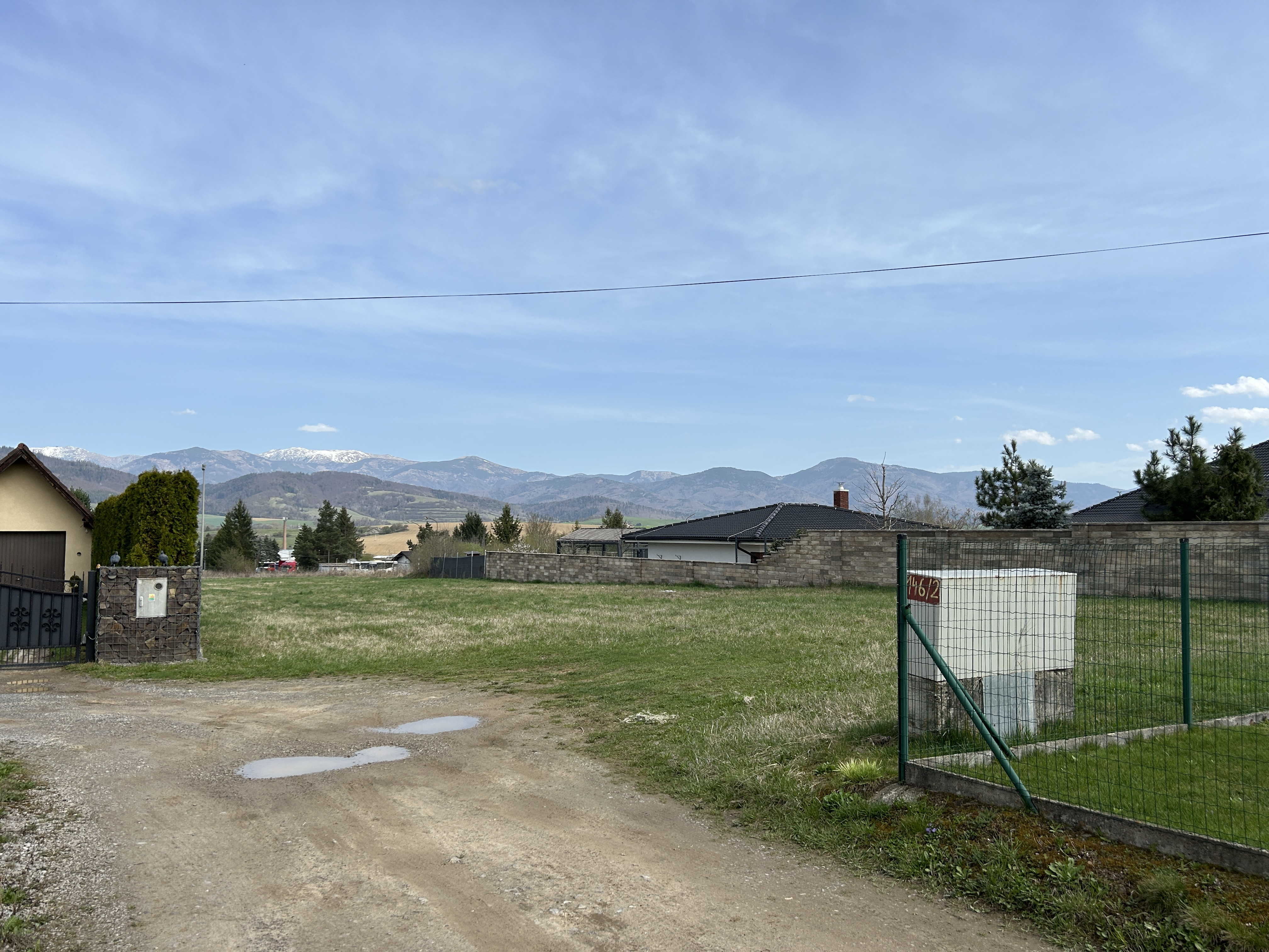 Krásny rovinatý stavebný pozemok v Brezne časť Rovne