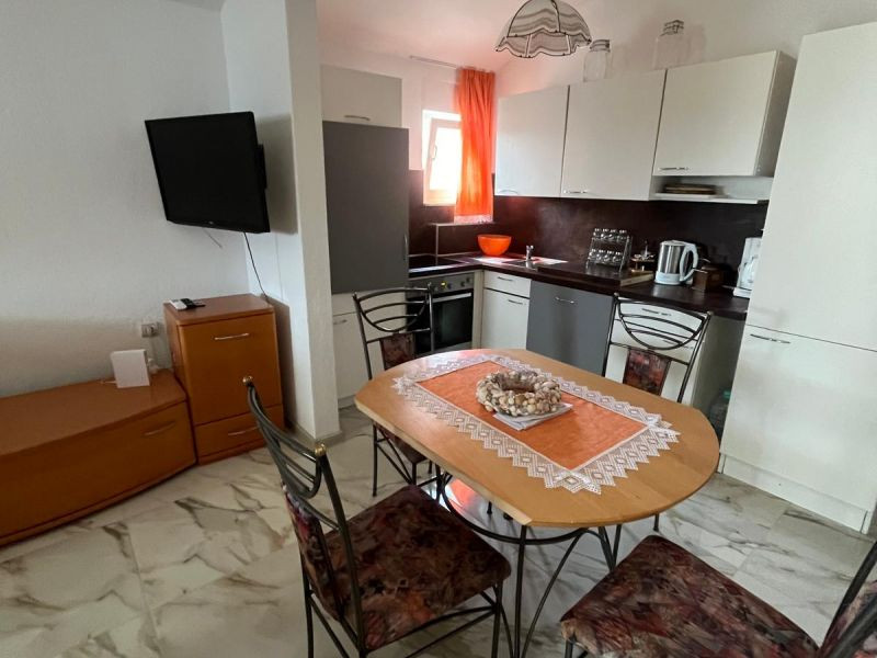 Chorvátsko, ostrov Vir - Na predaj: 3-izbový apartmán s výhľadom na more!