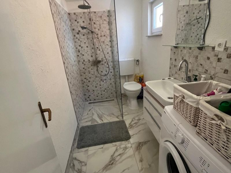 Chorvátsko, ostrov Vir - Na predaj: 3-izbový apartmán s výhľadom na more!