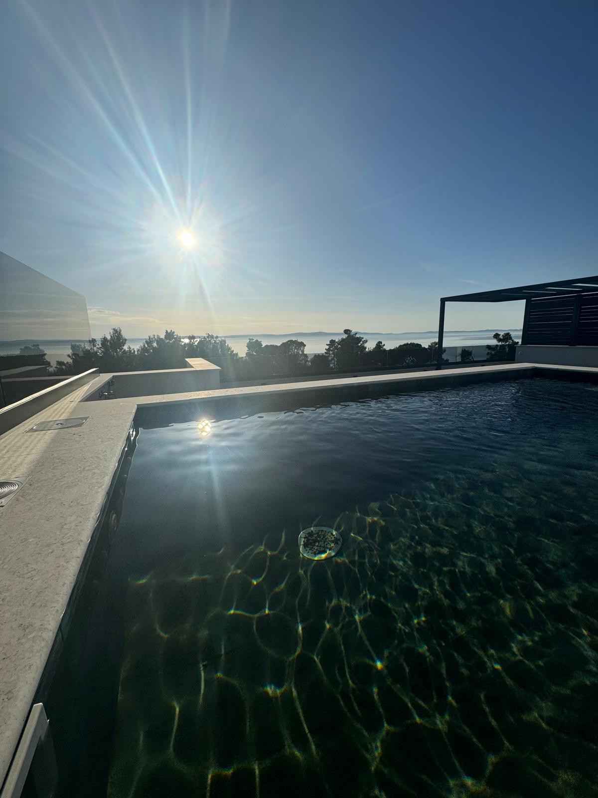 Chorvátsko - Novostavba zariadeného apartmánu s bazénom na strešnej terase a krásnym výhľadom na more len 30m od mora