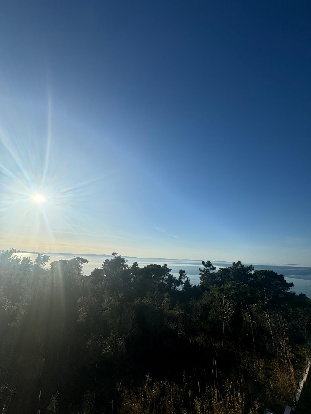 Chorvátsko - Novostavba zariadeného apartmánu s bazénom na strešnej terase a krásnym výhľadom na more len 30m od mora