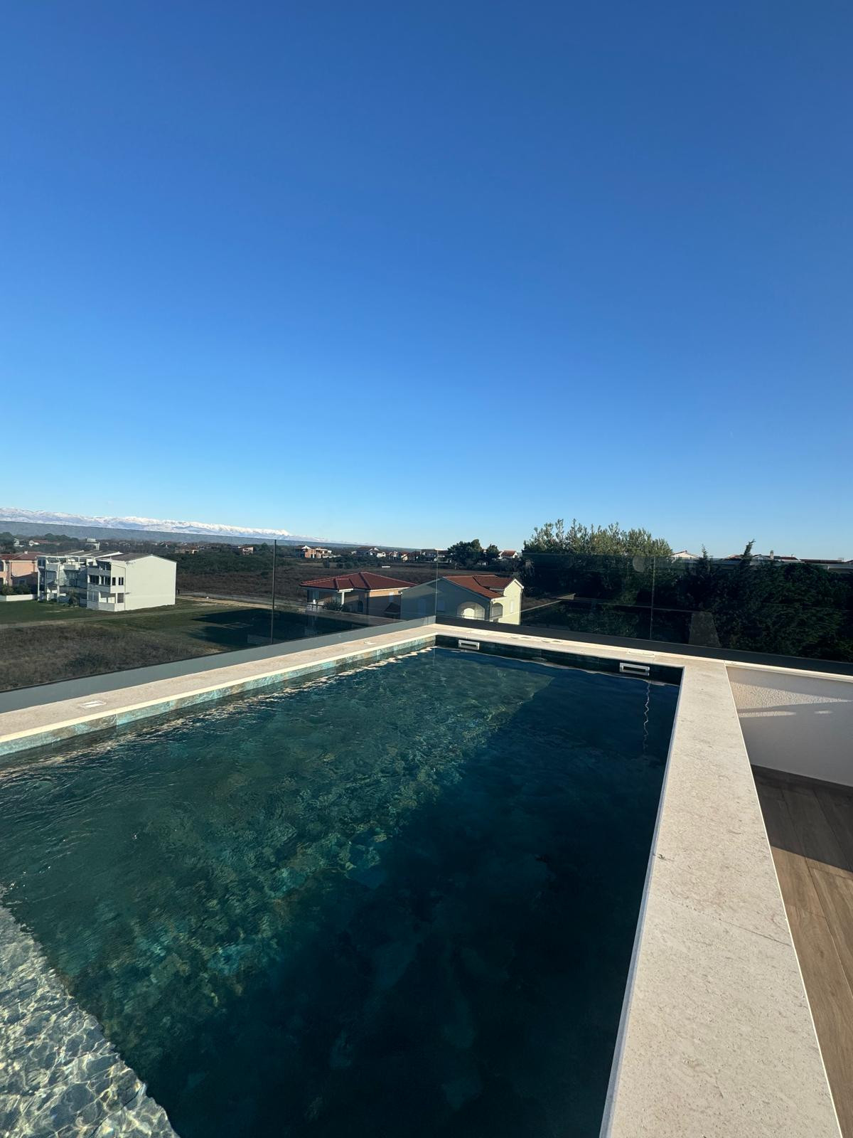 Chorvátsko - Novostavba zariadeného apartmánu s bazénom na strešnej terase a krásnym výhľadom na more len 30m od mora