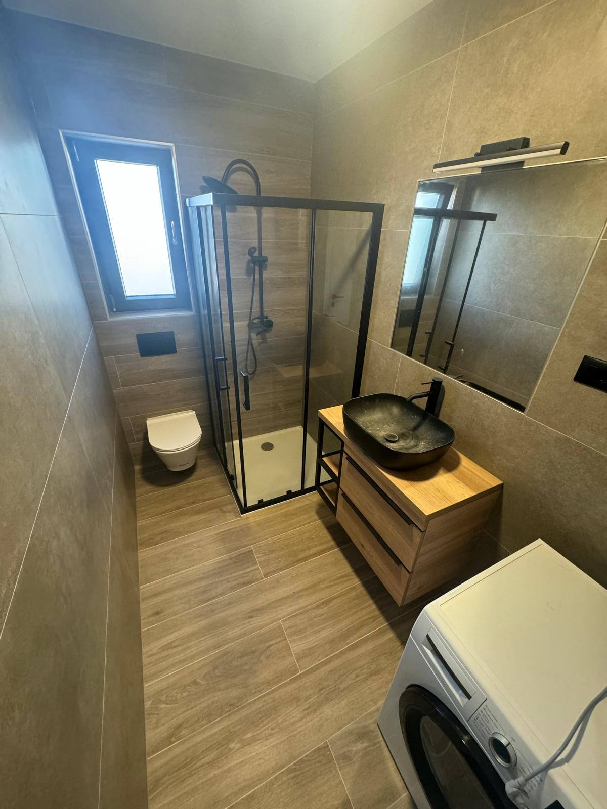 Chorvátsko - Novostavba zariadeného apartmánu s bazénom na strešnej terase a krásnym výhľadom na more len 30m od mora