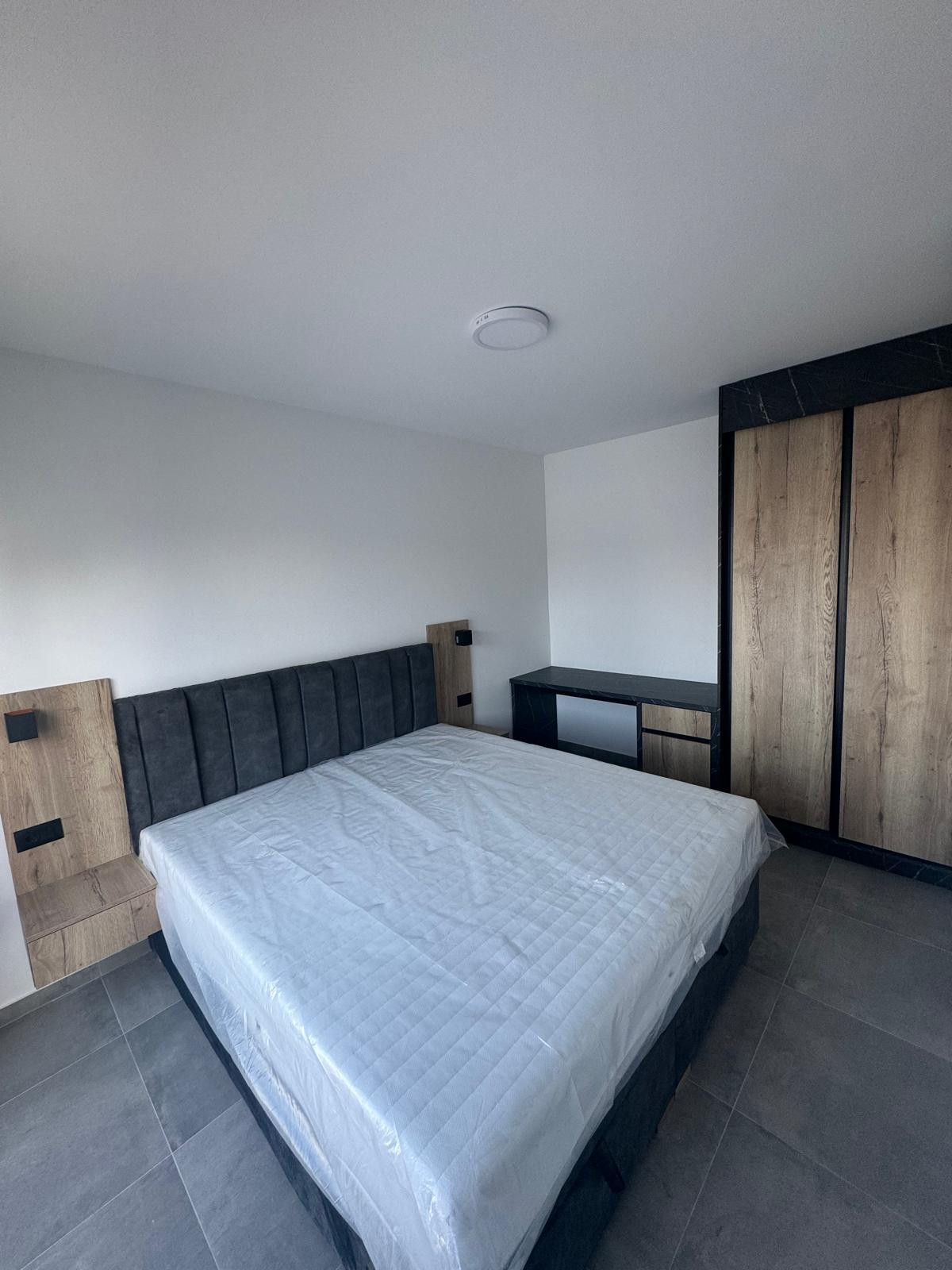 Chorvátsko - Novostavba zariadeného apartmánu s bazénom na strešnej terase a krásnym výhľadom na more len 30m od mora