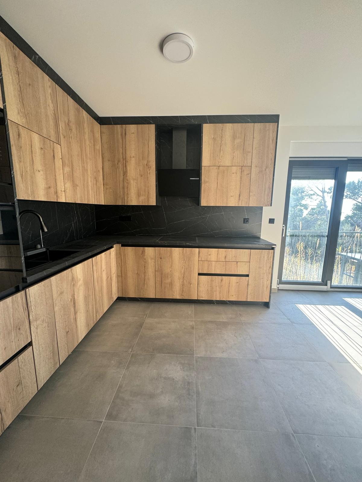 Chorvátsko - Novostavba zariadeného apartmánu s bazénom na strešnej terase a krásnym výhľadom na more len 30m od mora