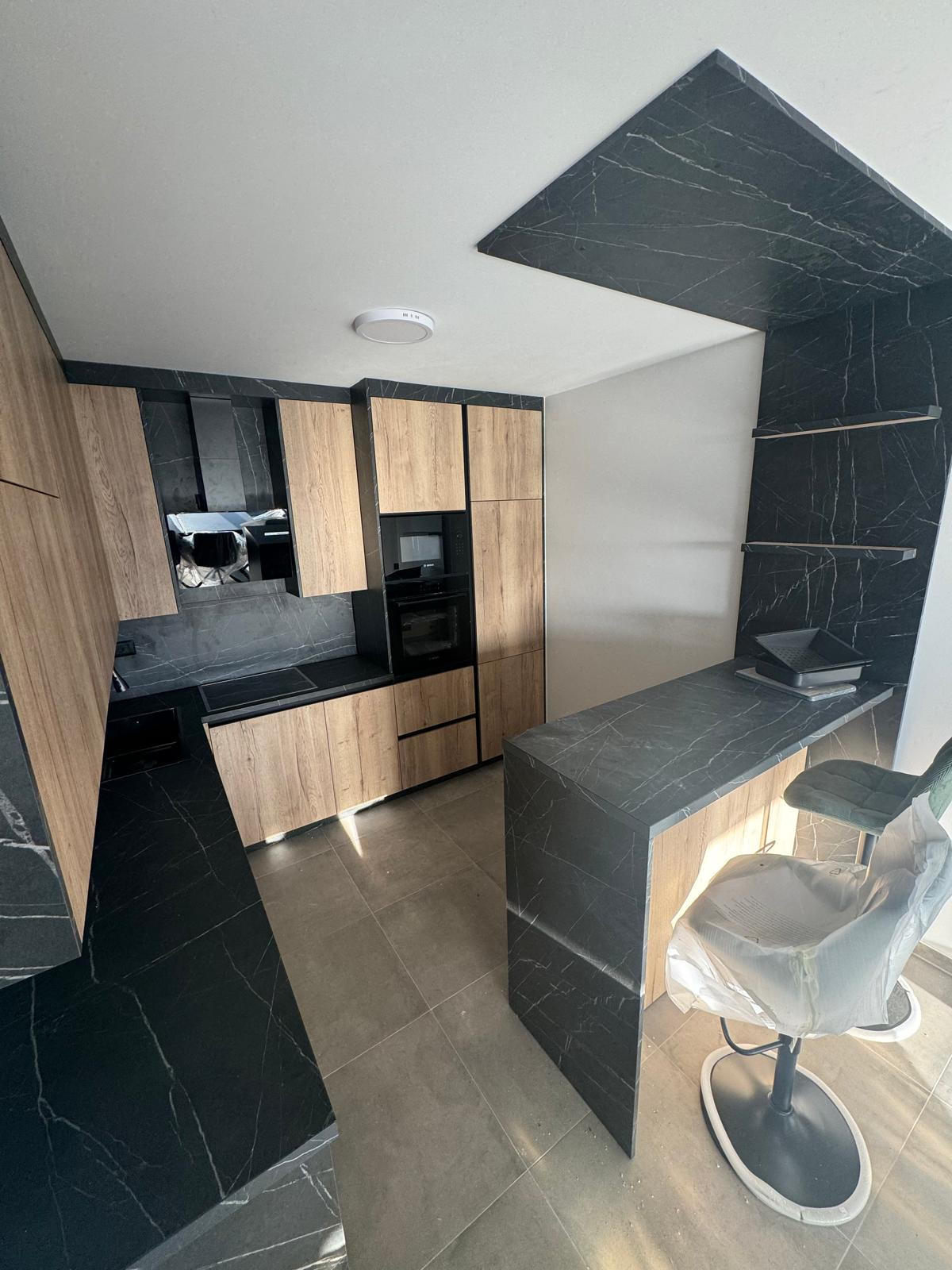 Chorvátsko - Novostavba zariadeného apartmánu s bazénom na strešnej terase a krásnym výhľadom na more len 30m od mora