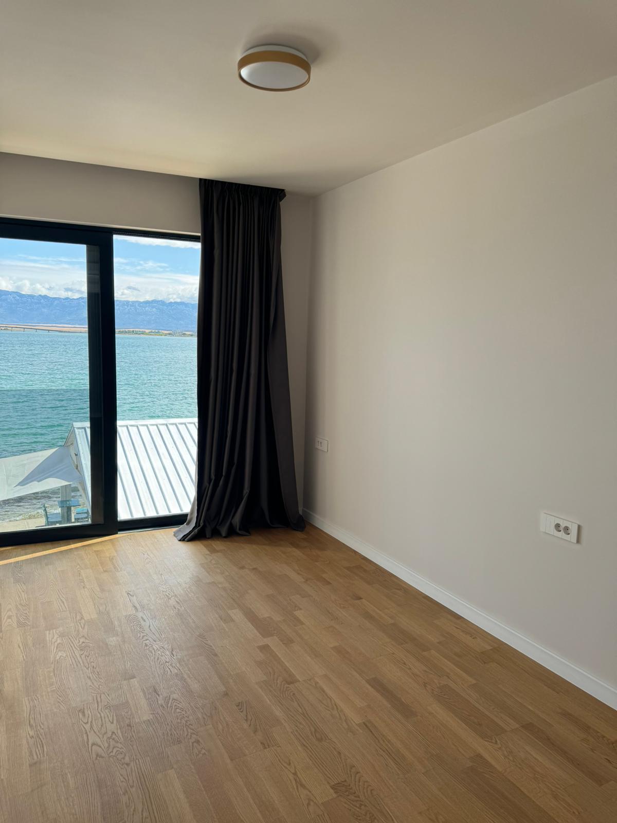 Chorvátsko - Na predaj novostavba apartmánu v prvej rade od mora