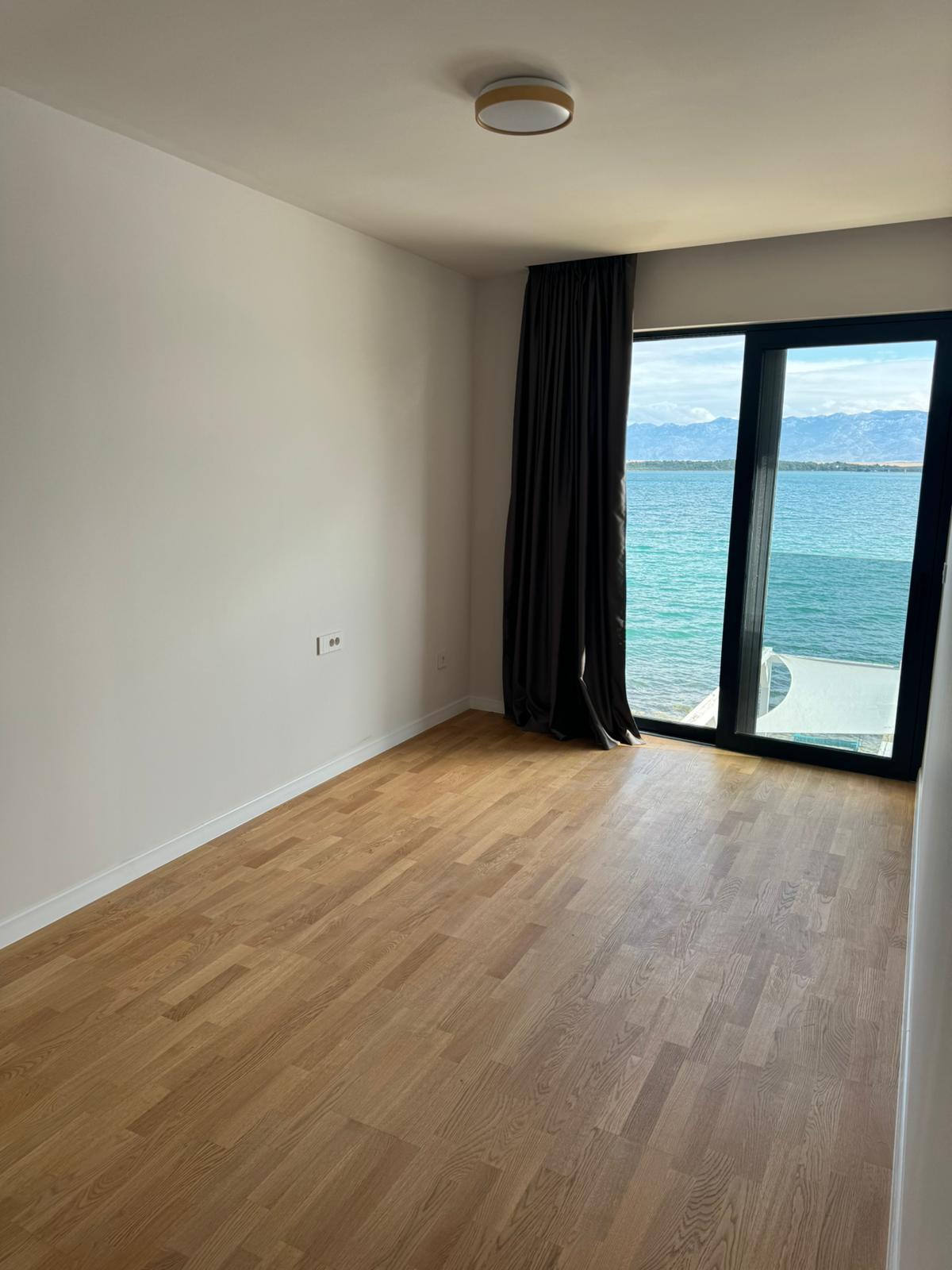 Chorvátsko - Na predaj novostavba apartmánu v prvej rade od mora