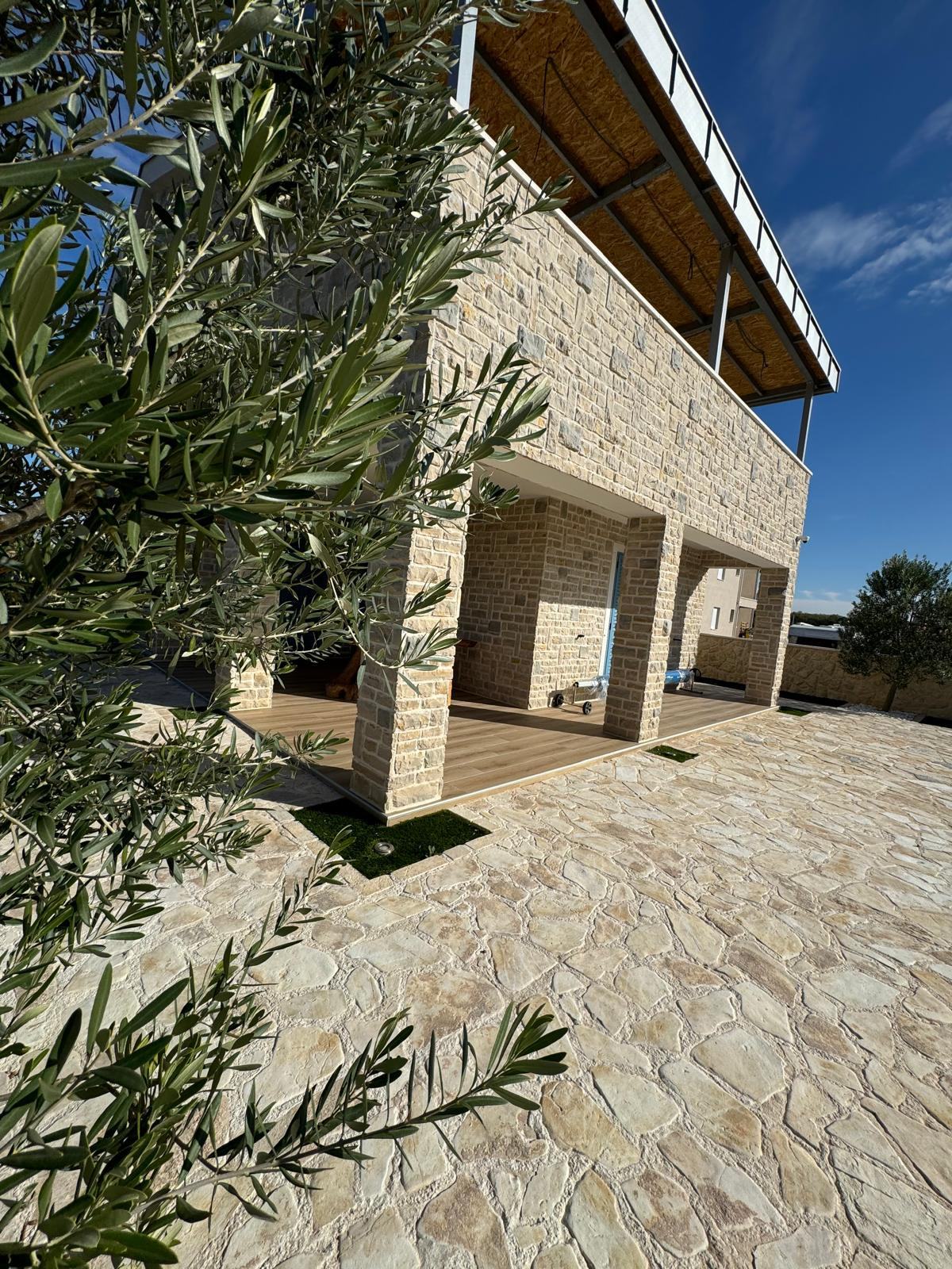 Chorvátsko! Len u Nás v ponuke KAMENNÝ DOM S BAZÉNOM LEN 300M OD MORA – PRIVLAKA