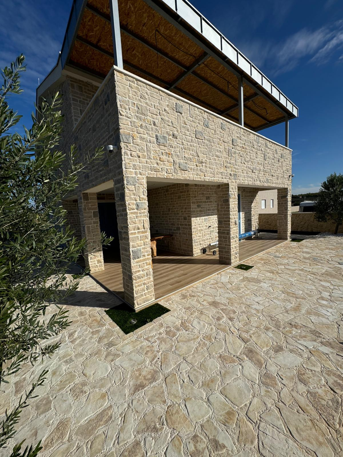 Chorvátsko! Len u Nás v ponuke KAMENNÝ DOM S BAZÉNOM LEN 300M OD MORA – PRIVLAKA