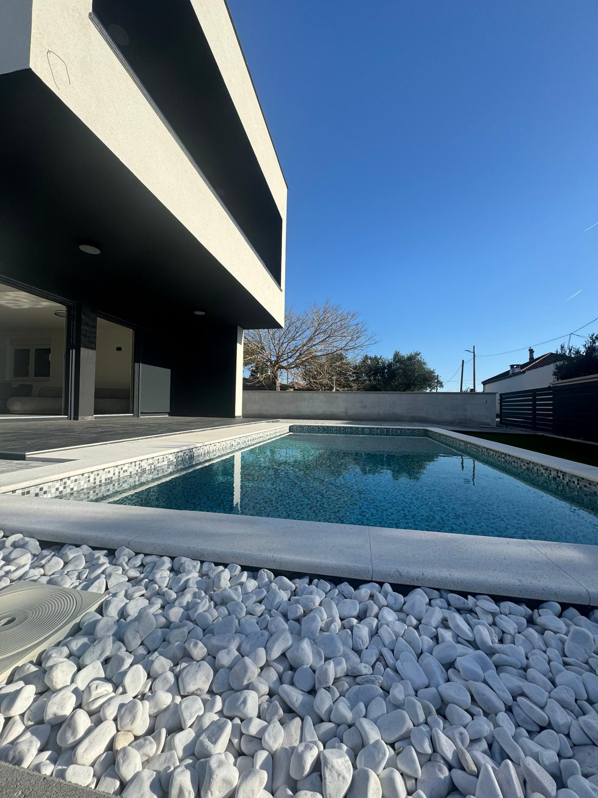 Chorvátsko - Novostavba zariadeného domu s výhľadom na more a bazénom v Privlake