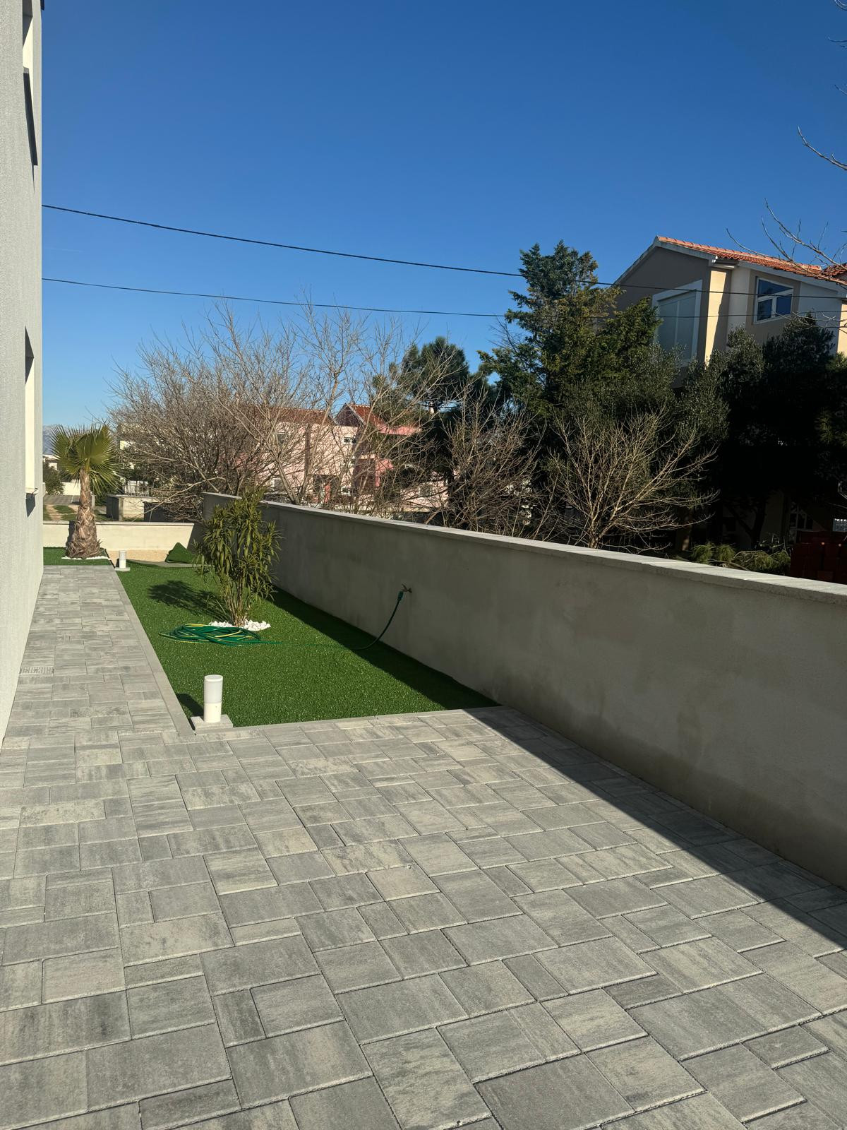 Chorvátsko - Novostavba zariadeného domu s výhľadom na more a bazénom v Privlake