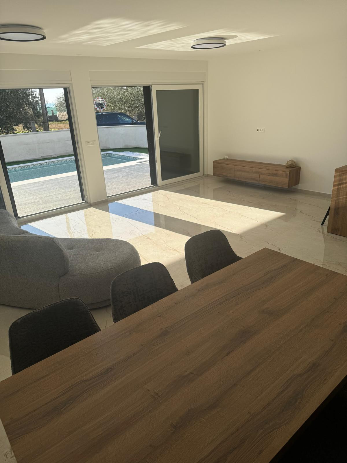 Chorvátsko - Novostavba zariadeného domu s výhľadom na more a bazénom v Privlake