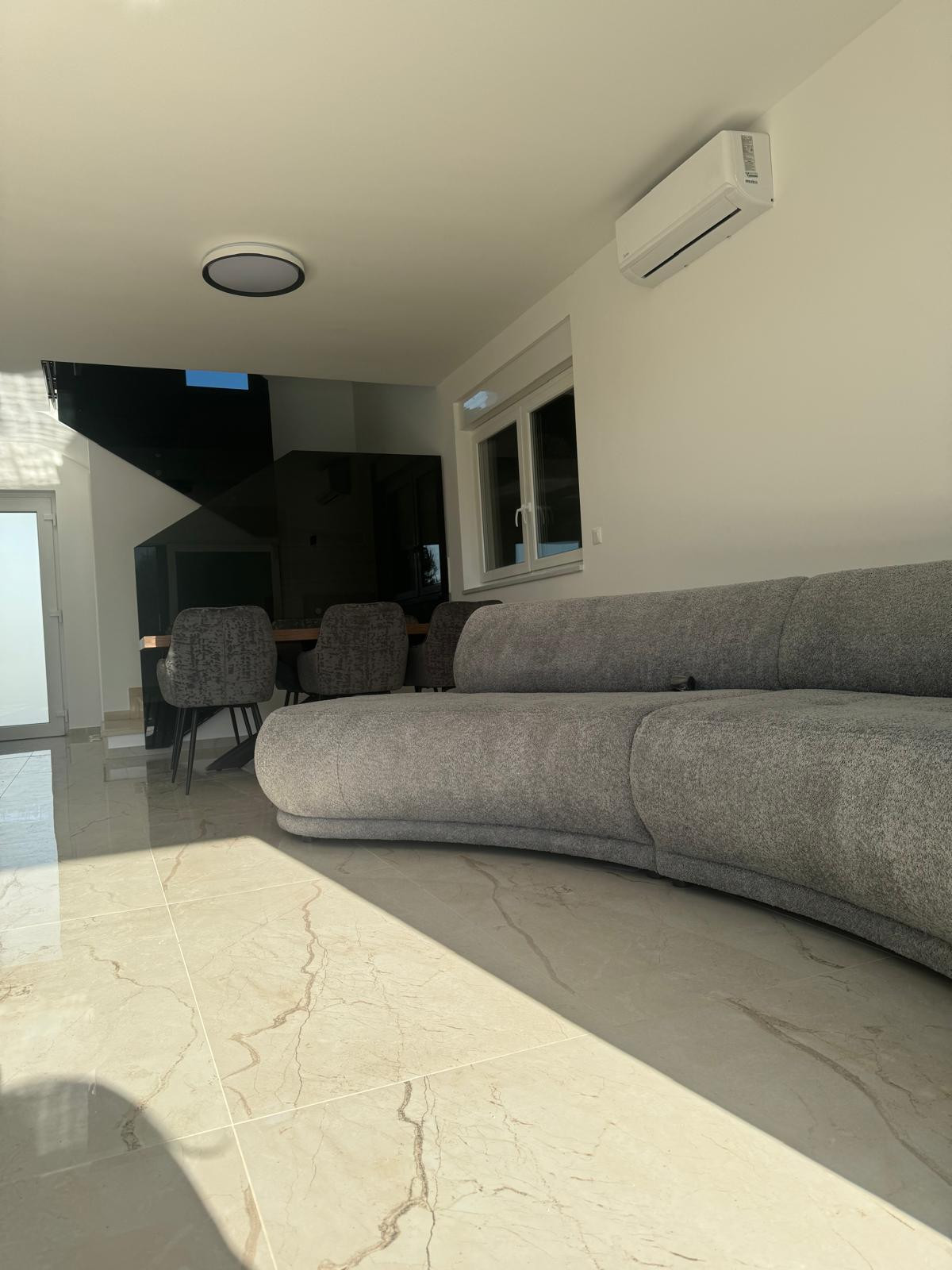 Chorvátsko - Novostavba zariadeného domu s výhľadom na more a bazénom v Privlake