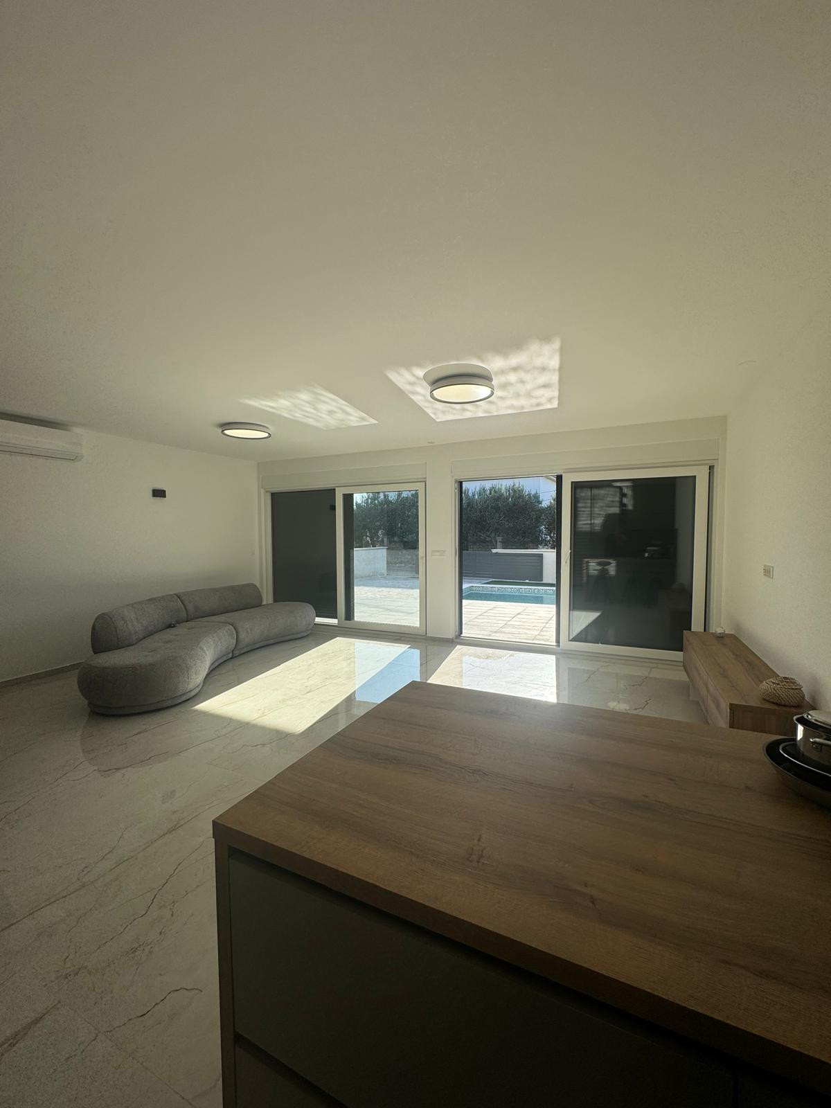 Chorvátsko - Novostavba zariadeného domu s výhľadom na more a bazénom v Privlake