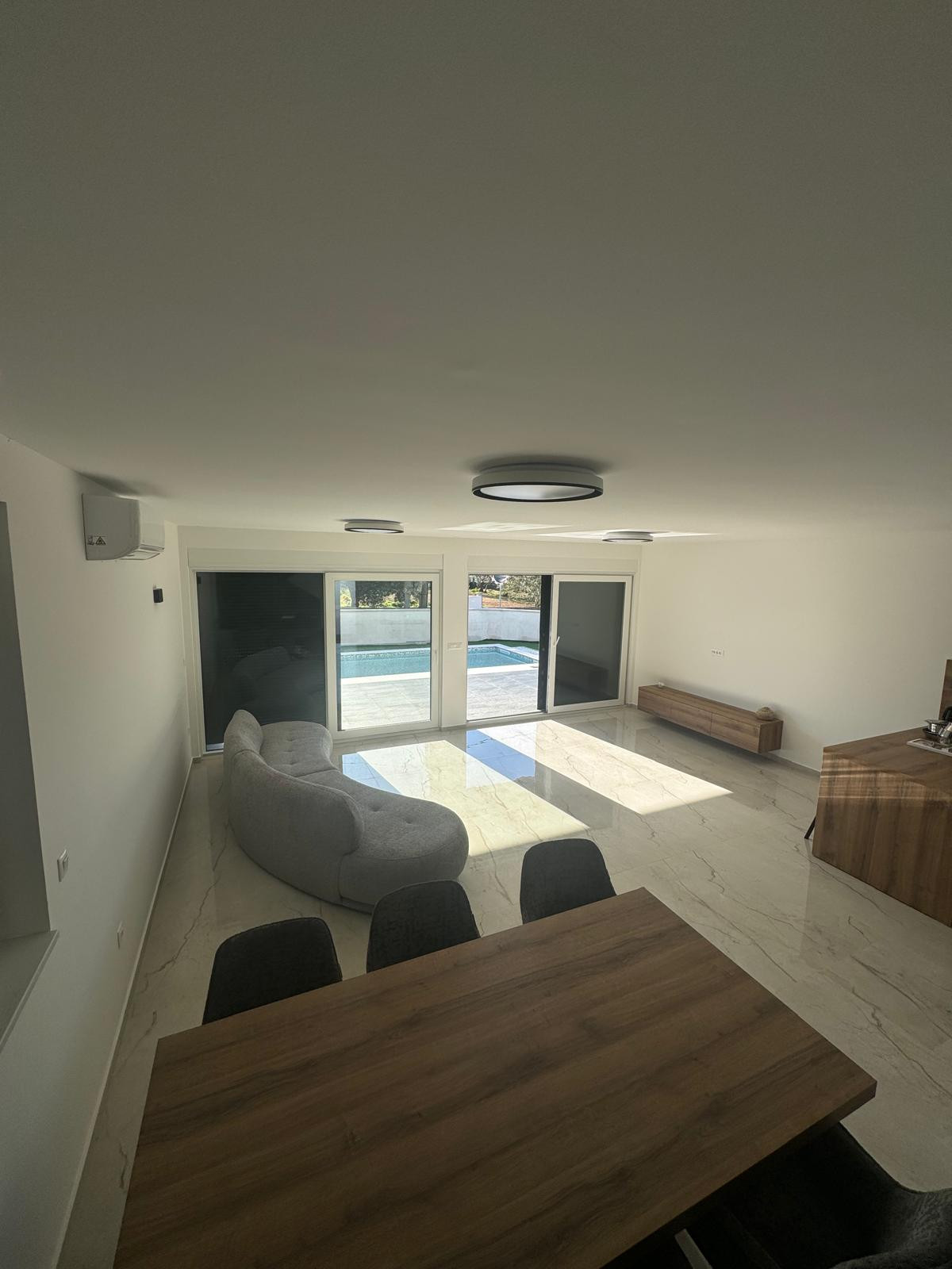 Chorvátsko - Novostavba zariadeného domu s výhľadom na more a bazénom v Privlake