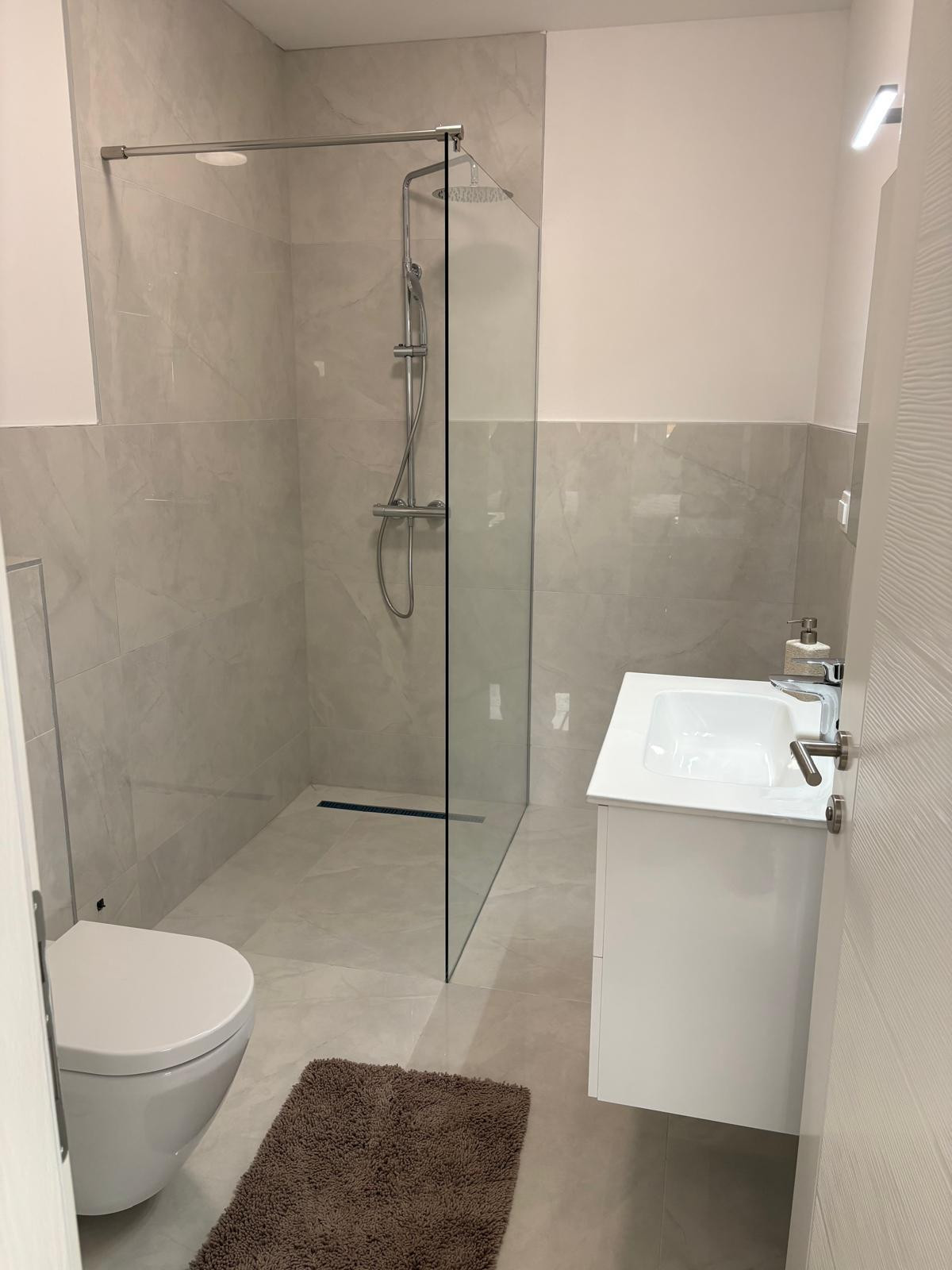 Chorvátsko , ostrov Vir - Na predaj zariadený 3-izbový apartmán so záhradou!