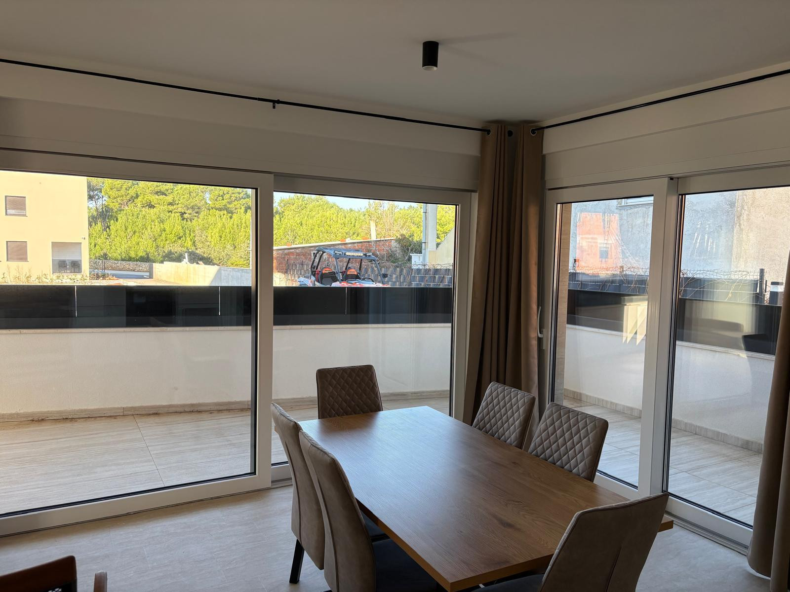 Chorvátsko , ostrov Vir - Na predaj zariadený 3-izbový apartmán so záhradou!