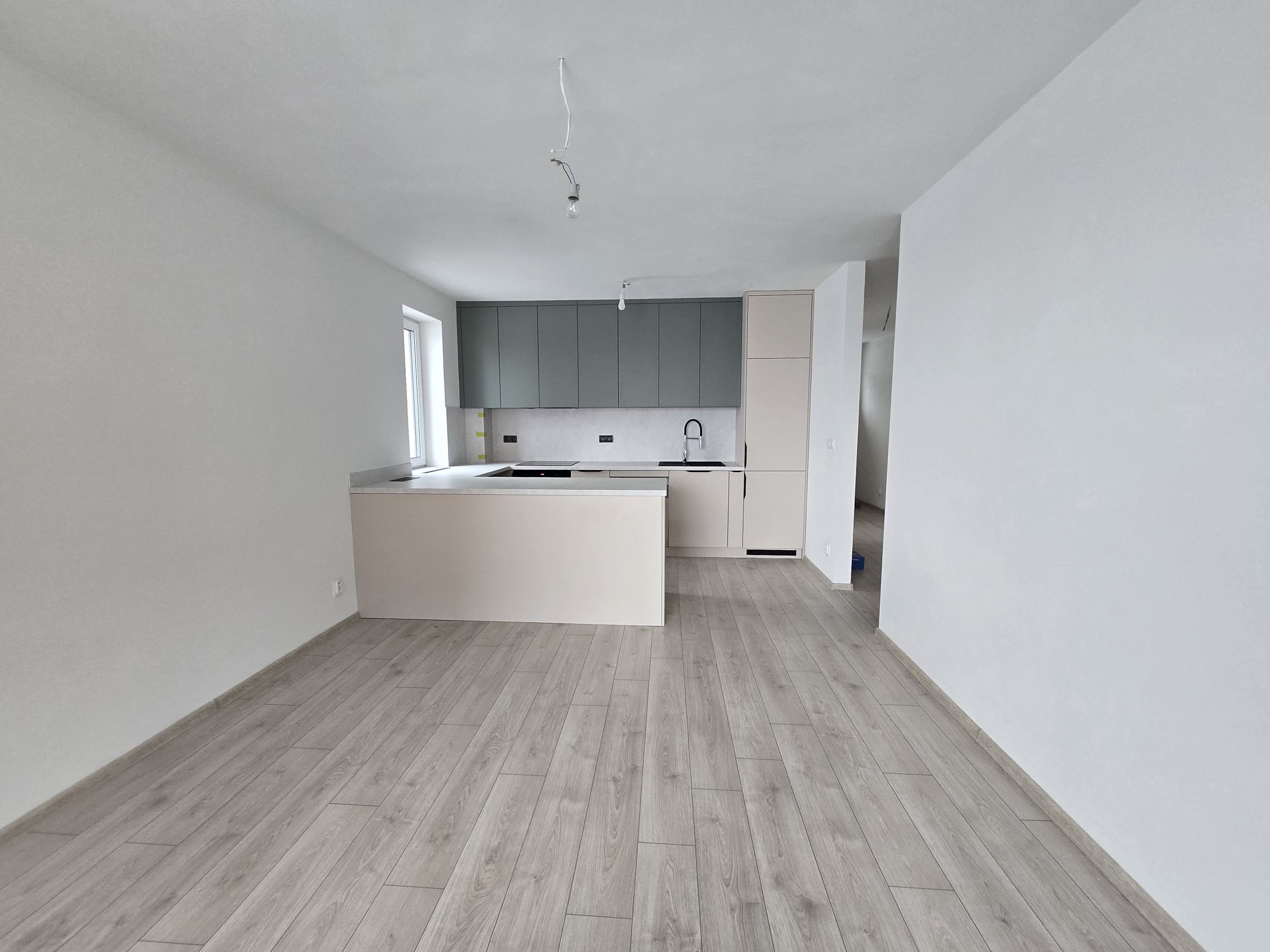 SLNEČNÝ 3-IZBOVÝ BYT V NOVOSTAVBE S PRÉMIOVOU KUCHYŇOU A PARKOVANÍM