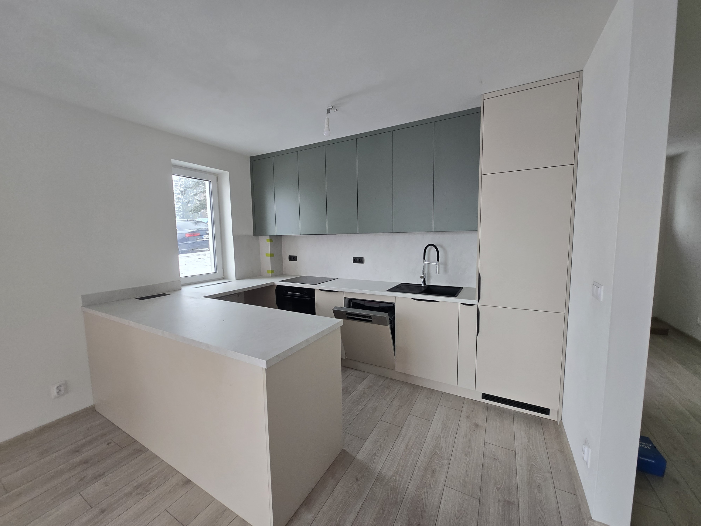 SLNEČNÝ 3-IZBOVÝ BYT V NOVOSTAVBE S PRÉMIOVOU KUCHYŇOU A PARKOVANÍM