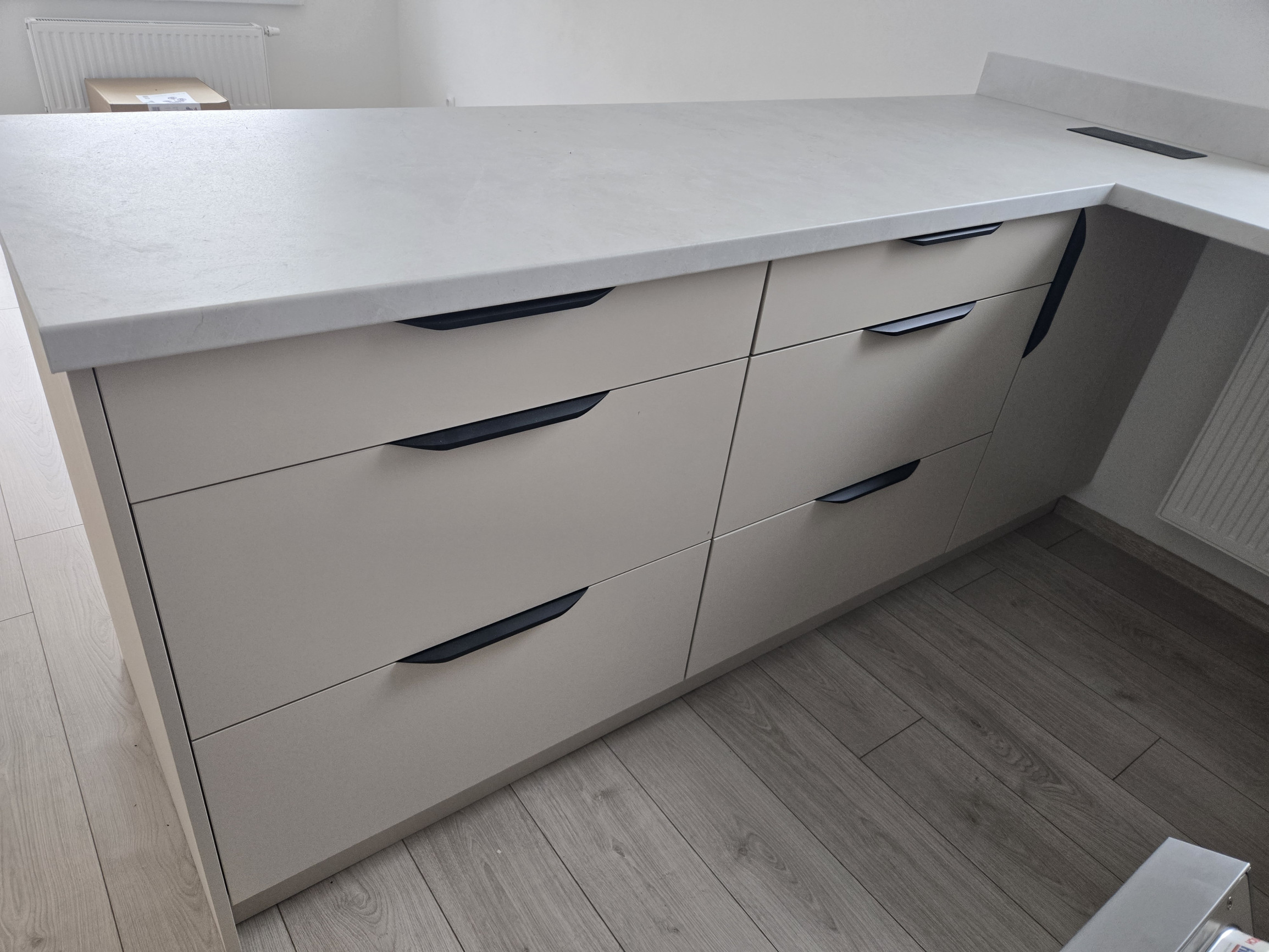 SLNEČNÝ 3-IZBOVÝ BYT V NOVOSTAVBE S PRÉMIOVOU KUCHYŇOU A PARKOVANÍM