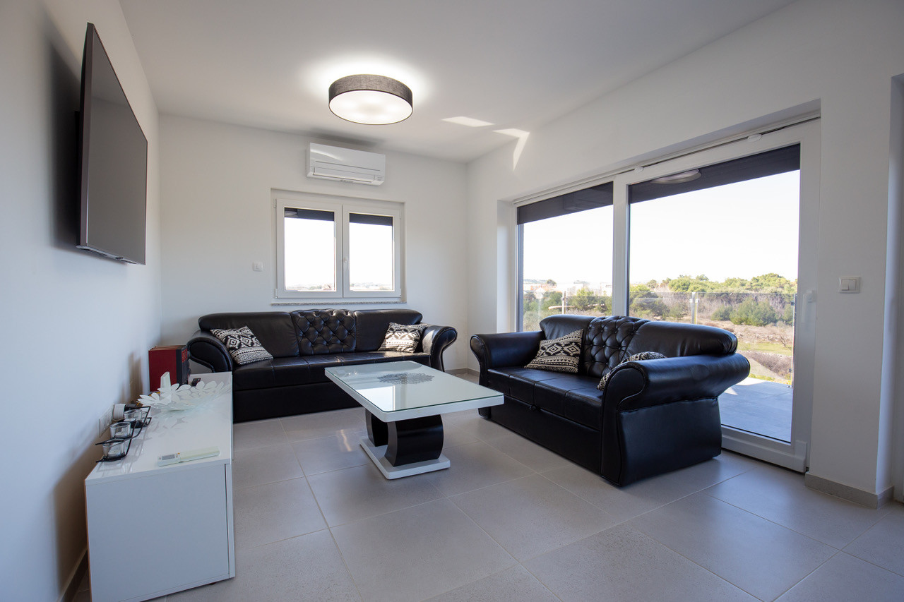 Na predaj: Priestranný 4 izbový apartmán na ostrove Vir v Chorvátsku