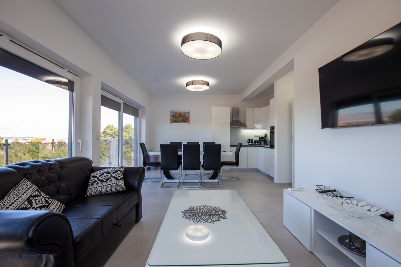 Na predaj: Priestranný 4 izbový apartmán na ostrove Vir v Chorvátsku