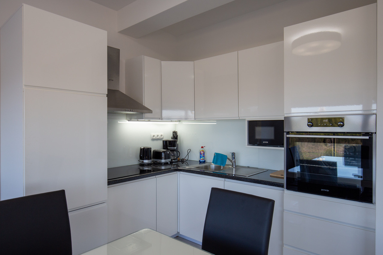 Na predaj: Priestranný 4 izbový apartmán na ostrove Vir v Chorvátsku