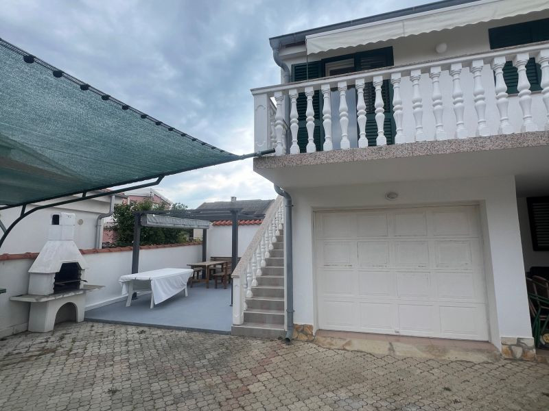 Chorvátsko, ostrov Vir -  Na predaj komplentne zariadený apartmán, len 30 m od mora!