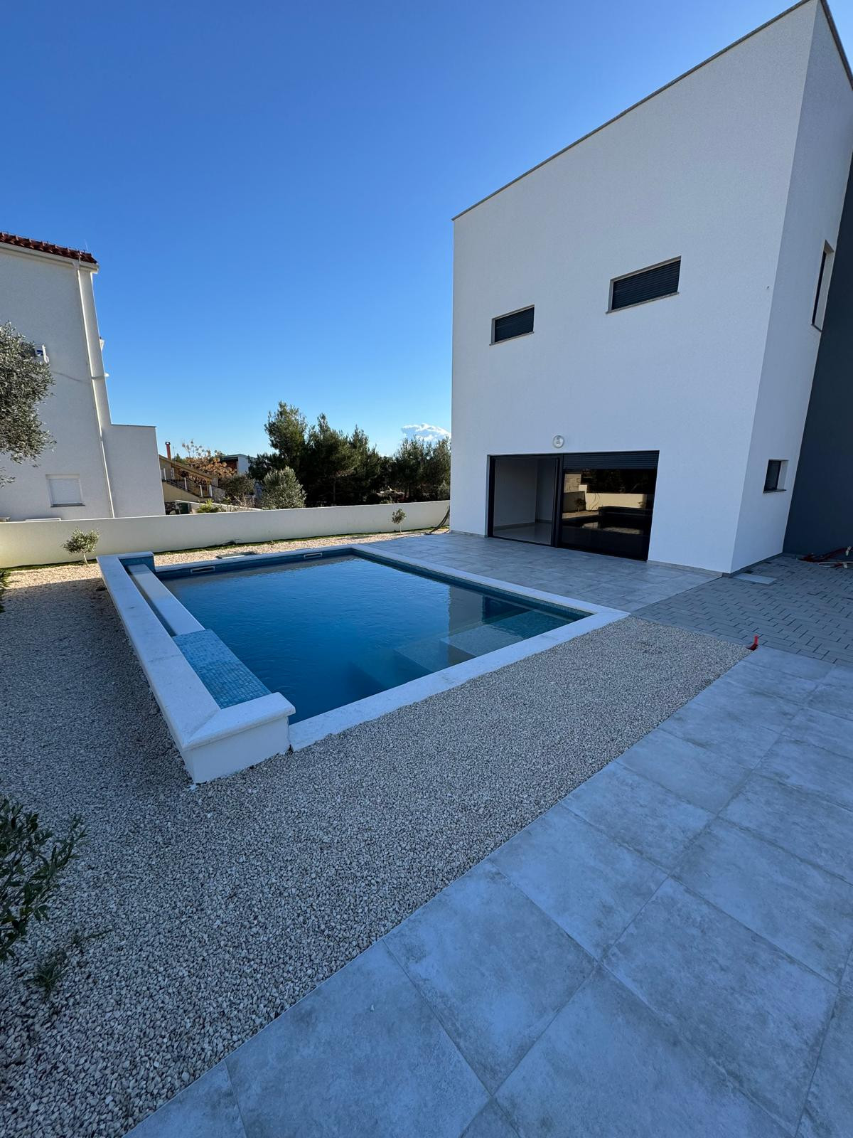 Chorvátsko- Na predaj dom s 2x apartmán s bazéno a strešnou terasou s výhľadom na more len 250m od pláže