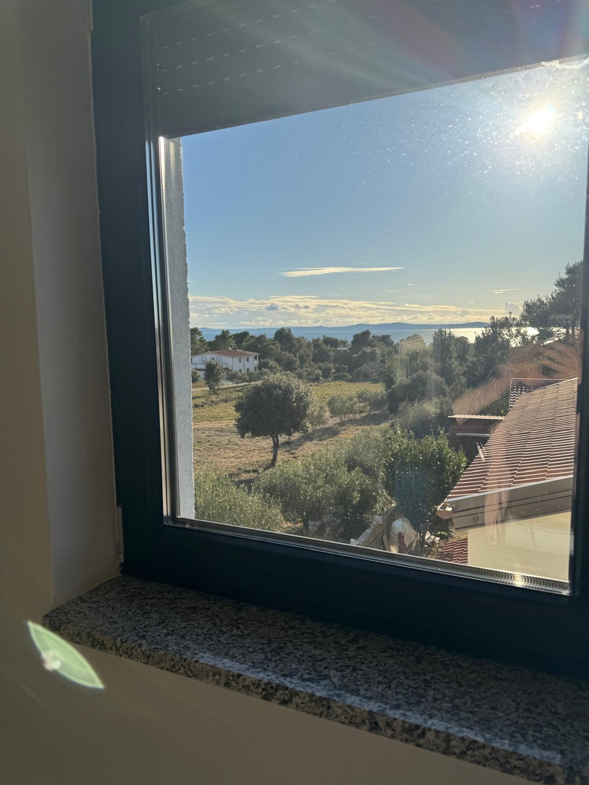 Chorvátsko- Na predaj dom s 2x apartmán s bazéno a strešnou terasou s výhľadom na more len 250m od pláže