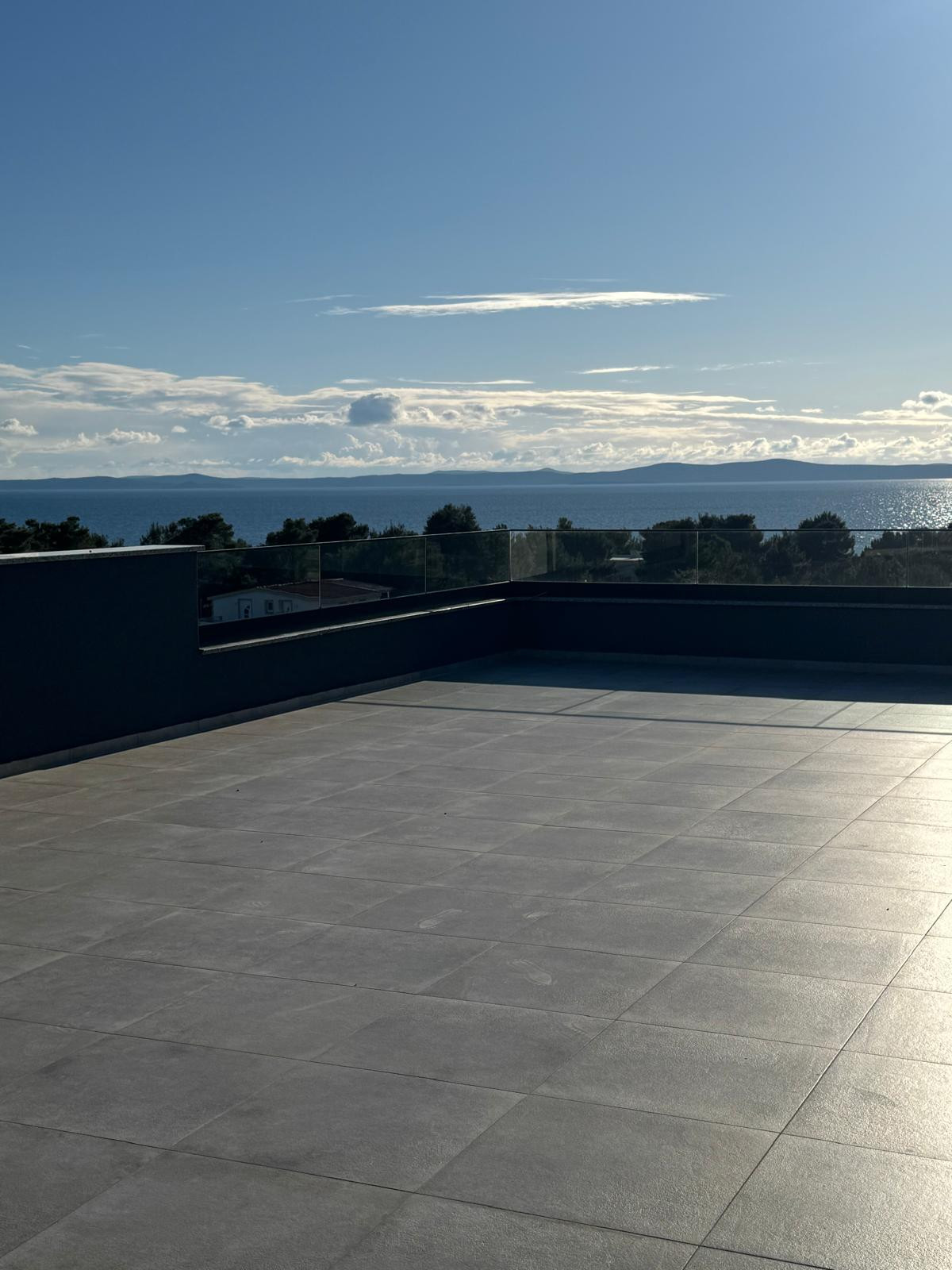 Chorvátsko- Na predaj dom s 2x apartmán s bazéno a strešnou terasou s výhľadom na more len 250m od pláže