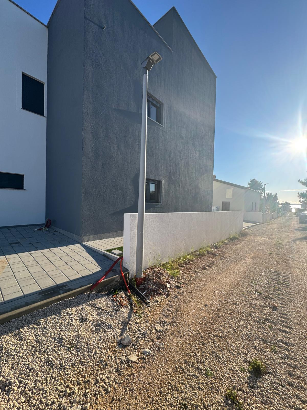 Chorvátsko- Na predaj dom s 2x apartmán s bazéno a strešnou terasou s výhľadom na more len 250m od pláže