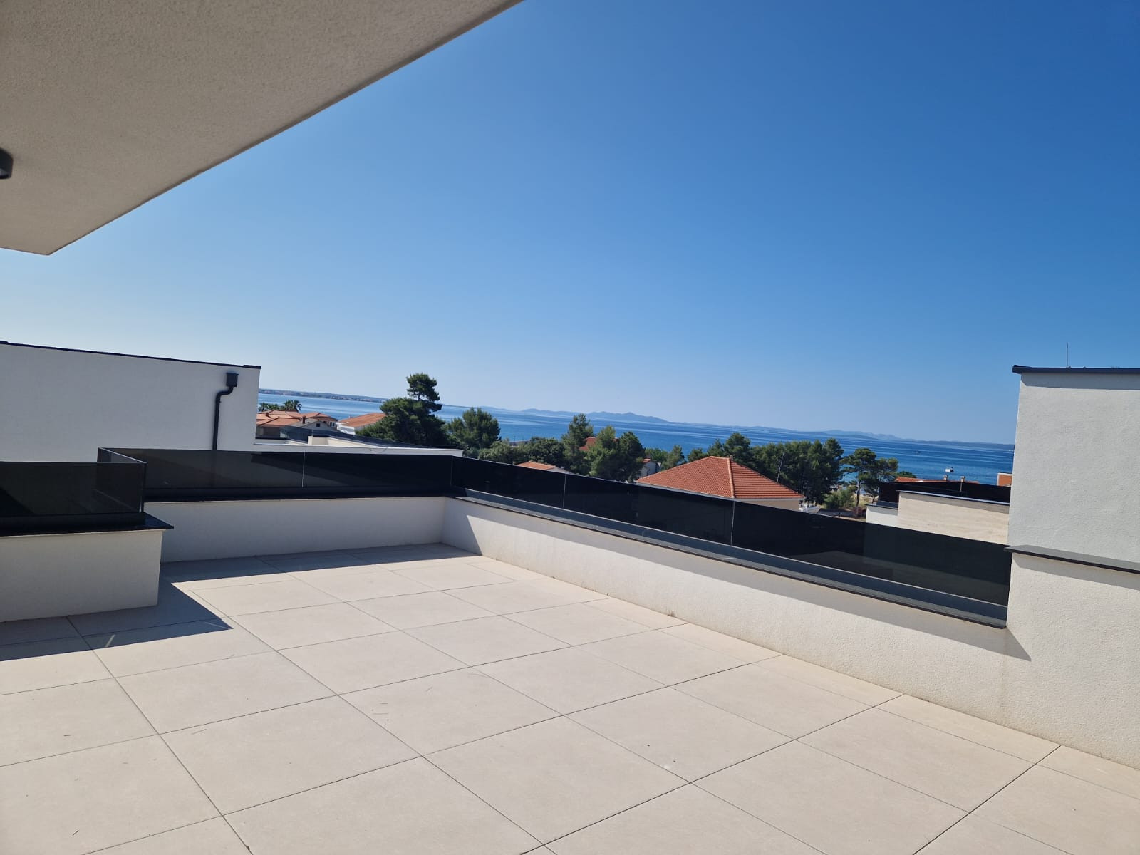 Chorvátsko - Novostavba apartmán s výhľadom na more len 150m od mora