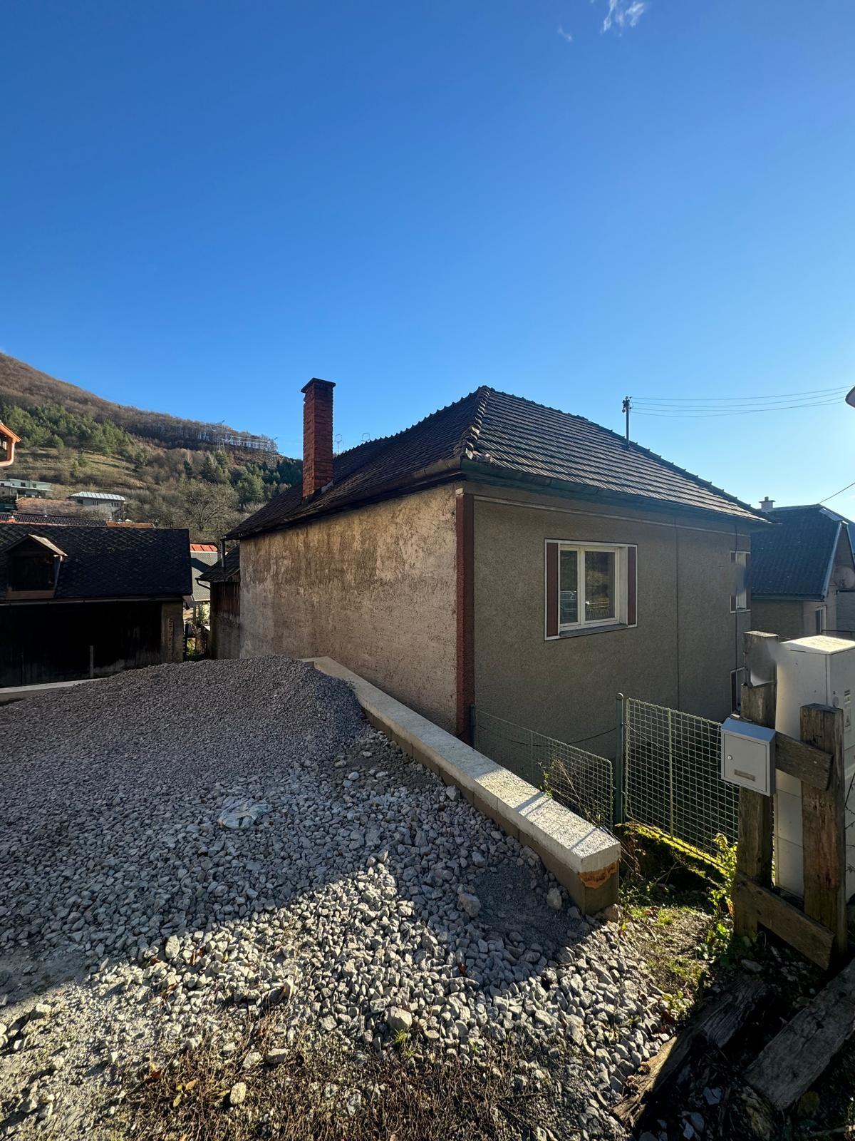 Na predaj dom - pozemok za výhodnú cenu v blízkosti Banskej Bystrice