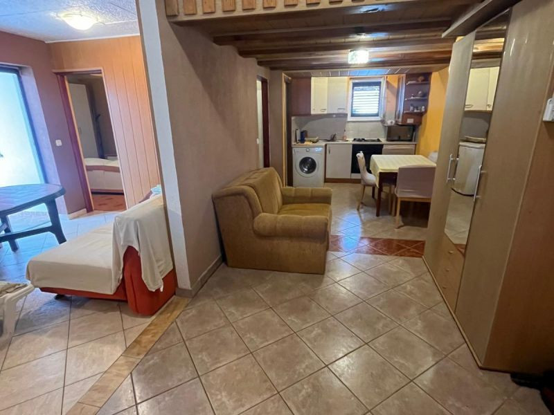 Chorvátsko- Na predaj dom 2x apartmán len 250m od mora