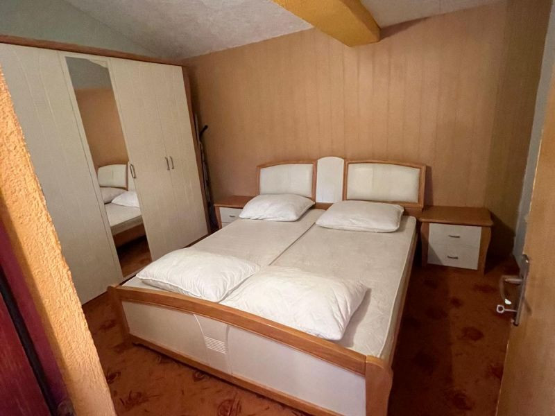 Chorvátsko- Na predaj dom 2x apartmán len 250m od mora