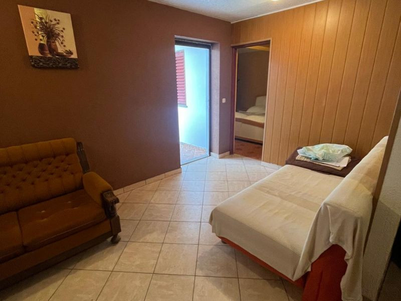 Chorvátsko- Na predaj dom 2x apartmán len 250m od mora