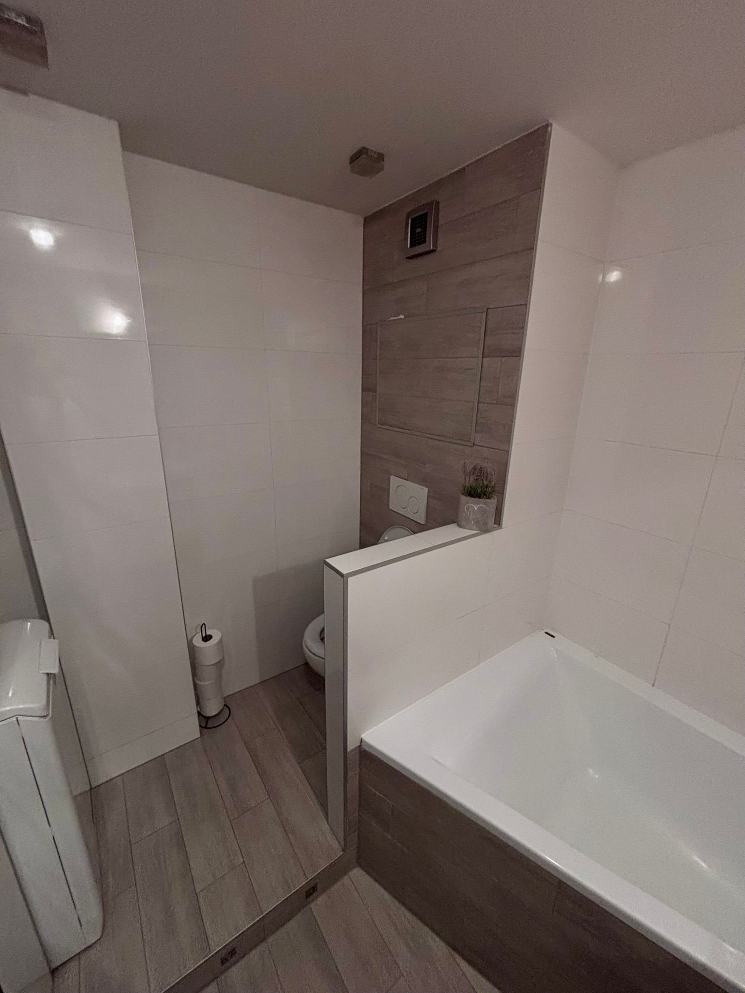 Prenájom priestranného 3-izbového bytu - kompletná rekonštrukcia, zariadený