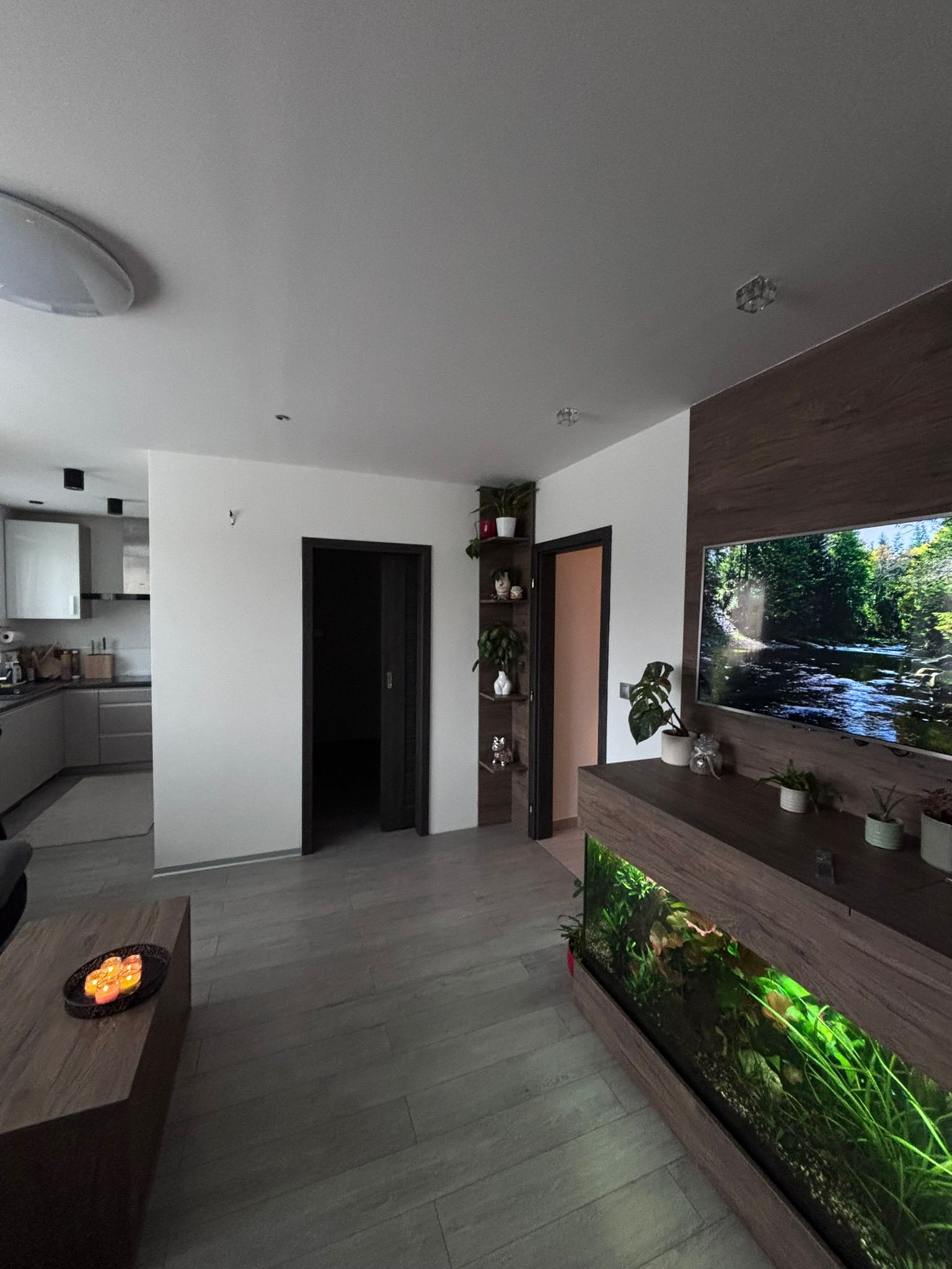 Prenájom priestranného 3-izbového bytu - kompletná rekonštrukcia, zariadený