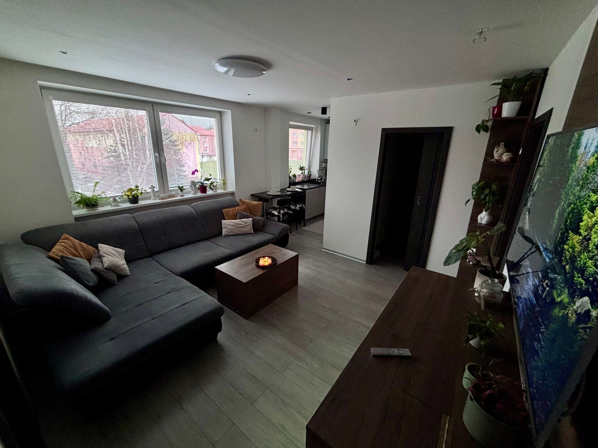 Prenájom priestranného 3-izbového bytu - kompletná rekonštrukcia, zariadený