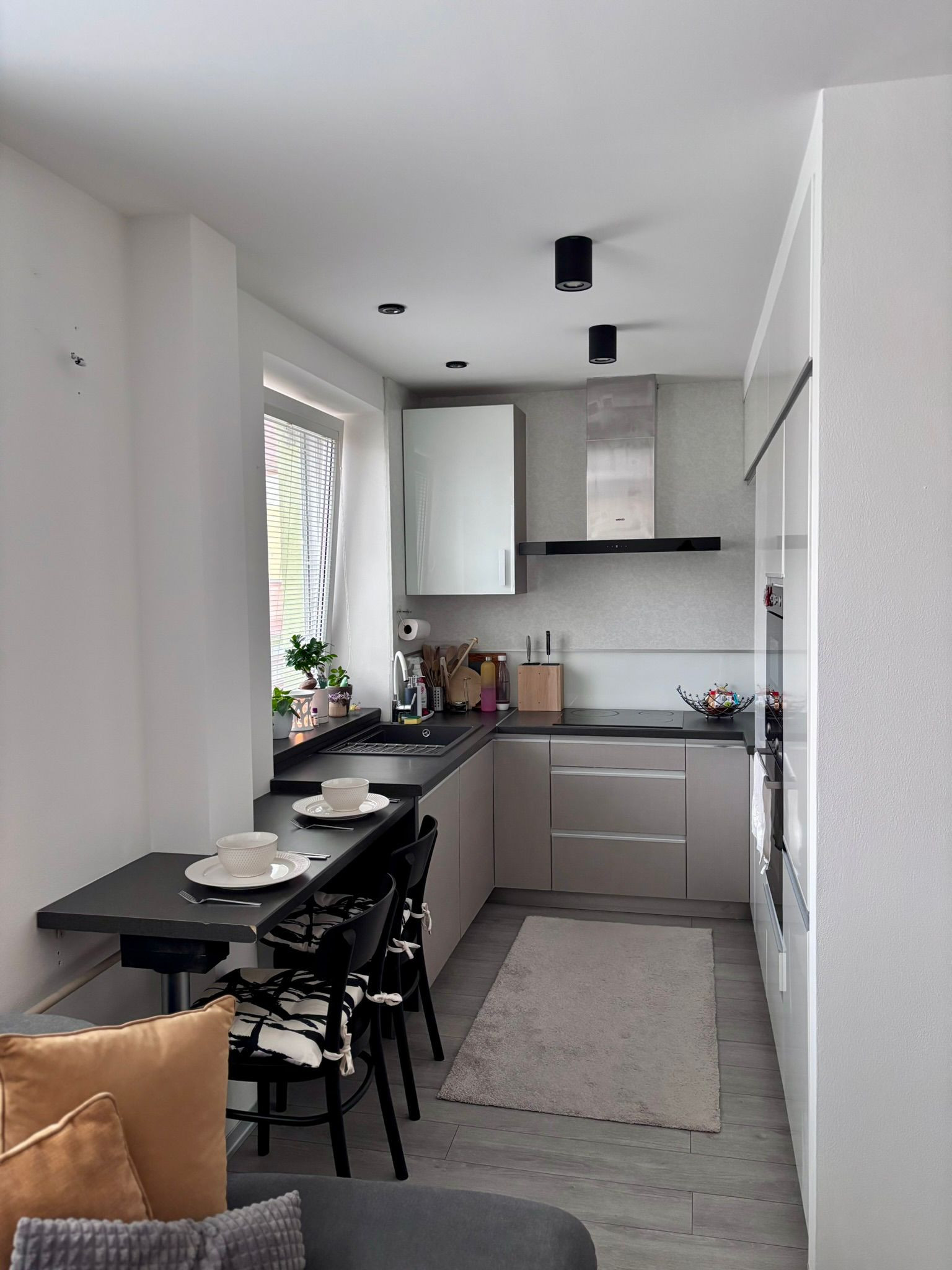 Prenájom priestranného 3-izbového bytu - kompletná rekonštrukcia, zariadený