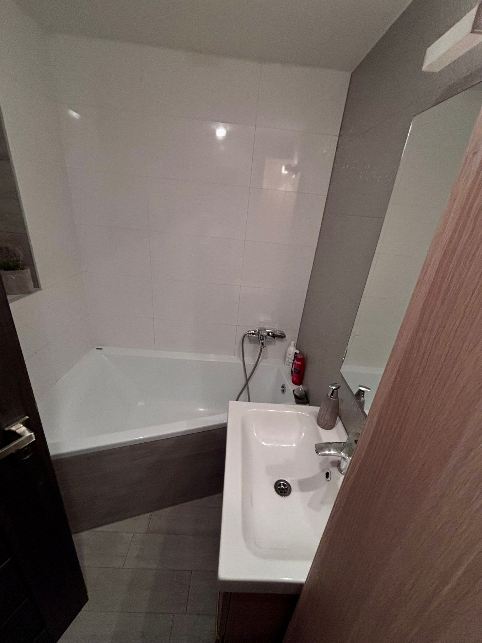 Prenájom priestranného 3-izbového bytu - kompletná rekonštrukcia, zariadený