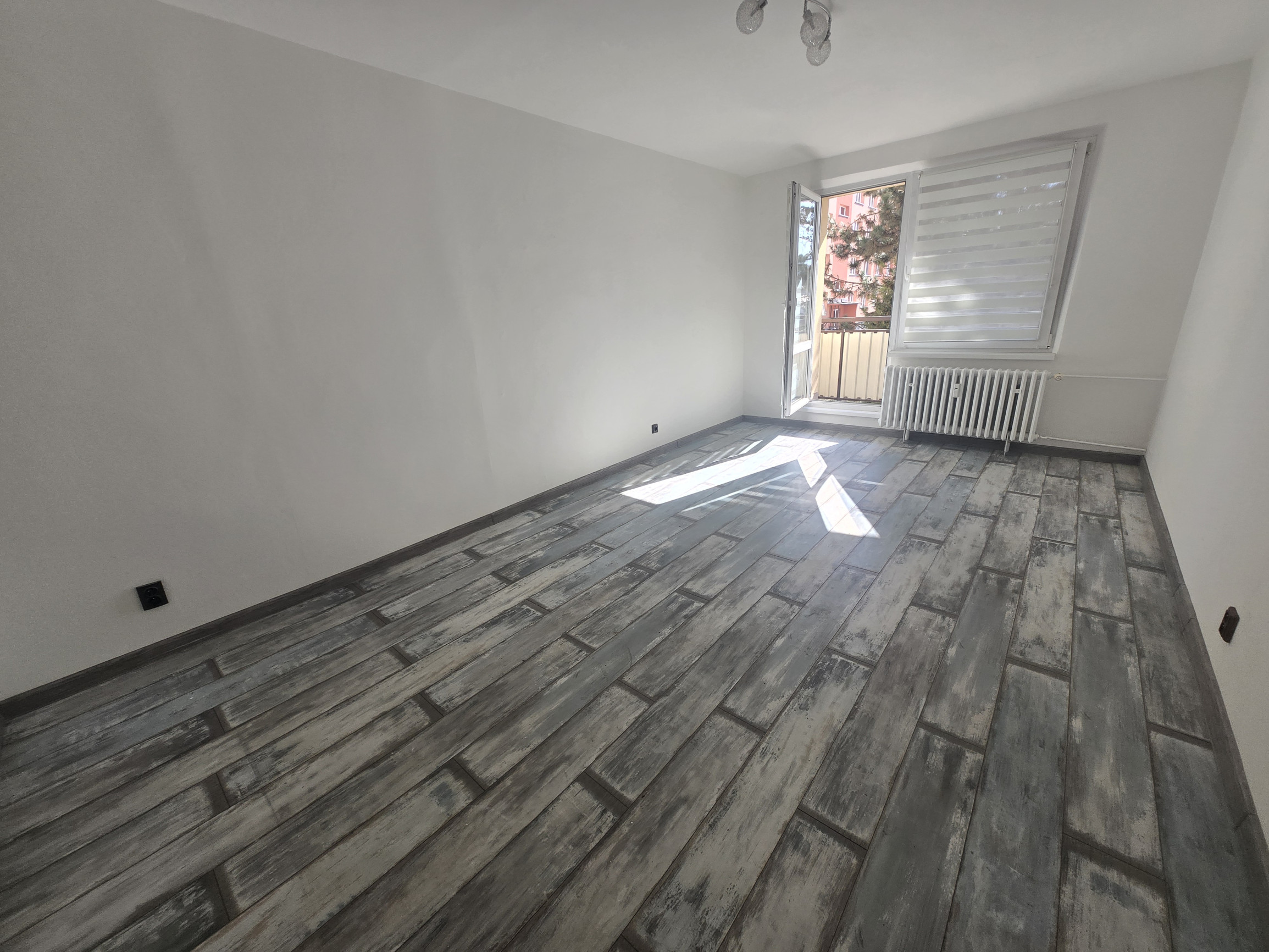 EXKLUZÍVNE: Štýlový 2,5-izbový byt s balkónom v príjmenej lokalite