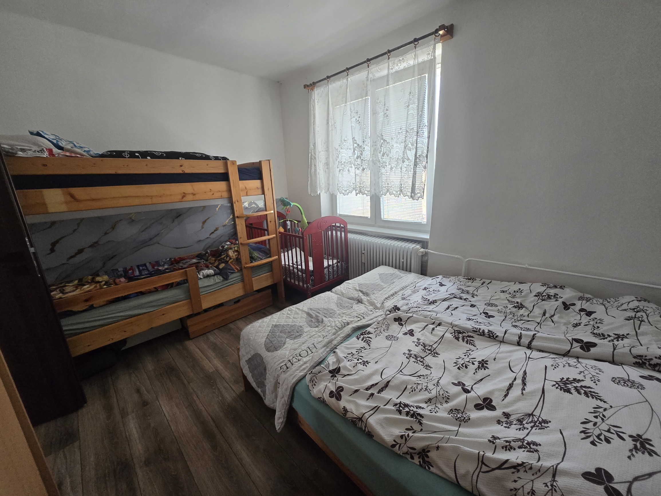 PREDAJ: 2-izbový byt s balkónom – Valaská, Hronská ulica