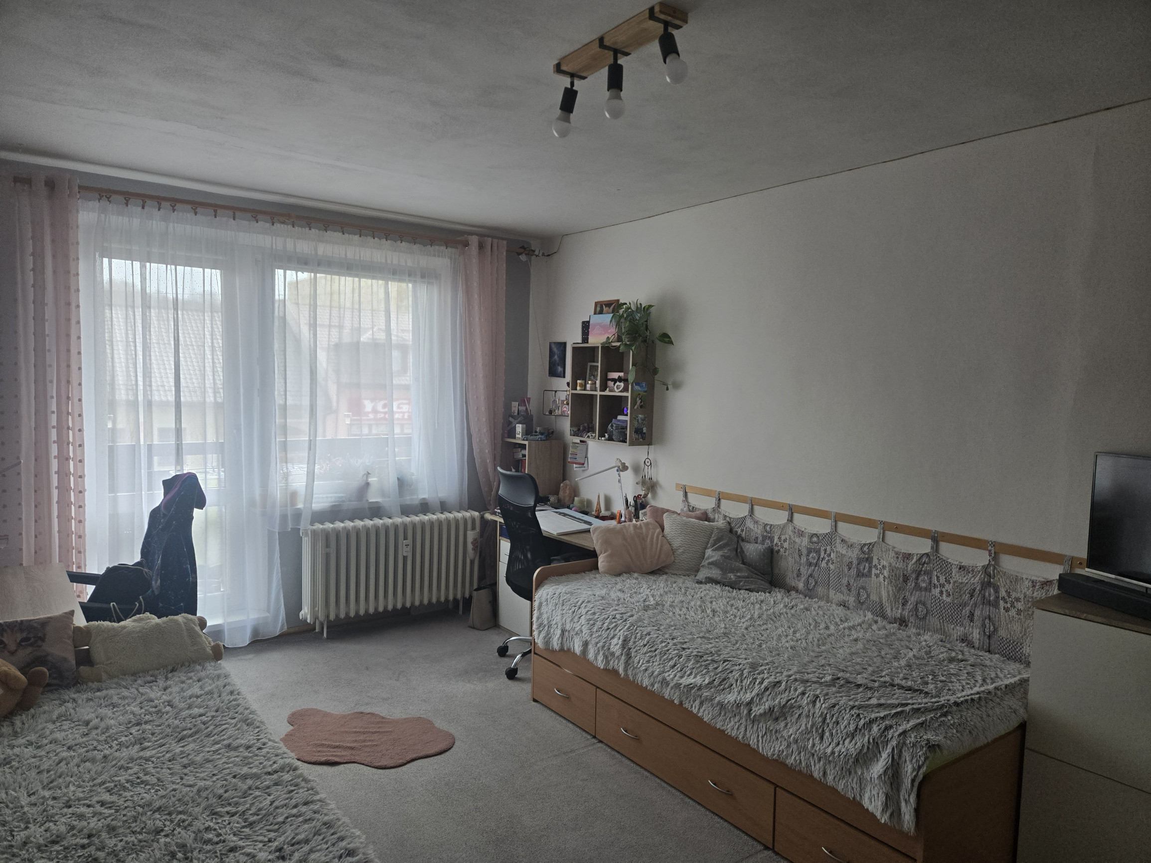 DOMOV, KDE DÝCHA DREVO: PRIESTRANNÝ 2-IZBOVÝ BYT (64 m²) – UL. RÁZUSOVA