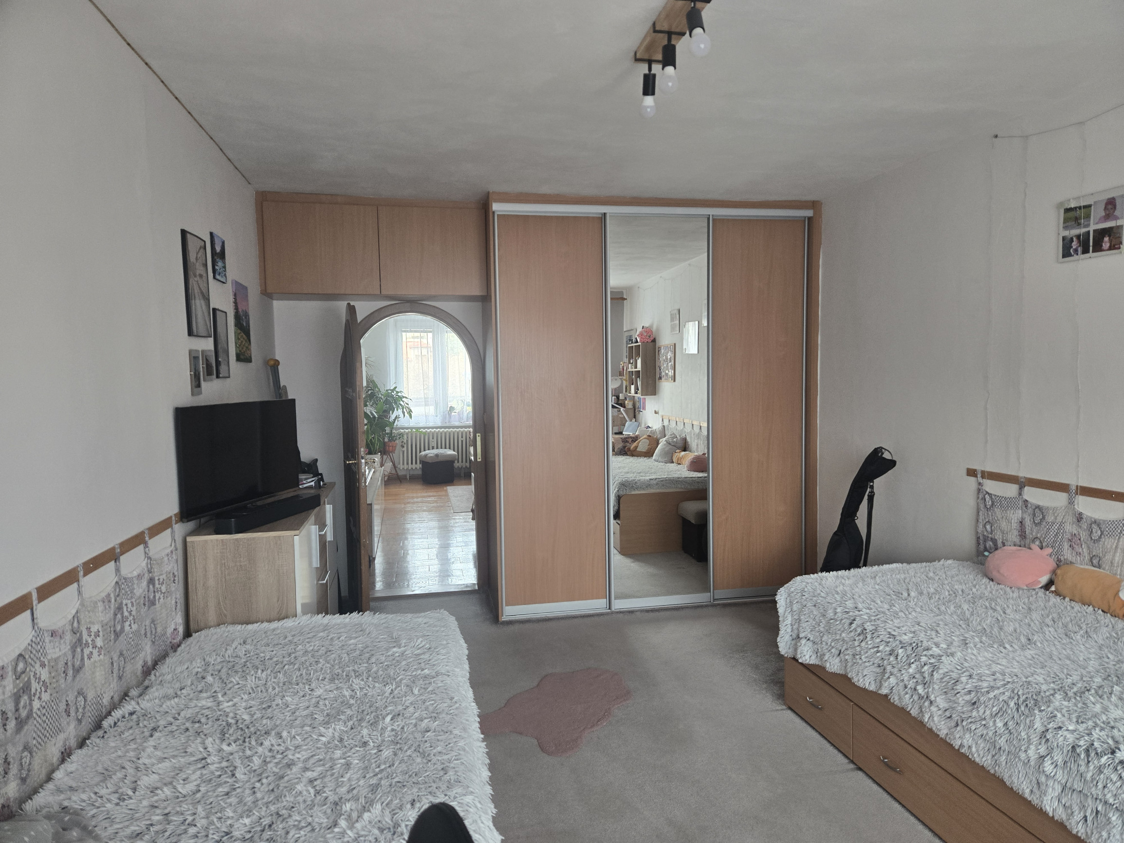 DOMOV, KDE DÝCHA DREVO: PRIESTRANNÝ 2-IZBOVÝ BYT (64 m²) – UL. RÁZUSOVA