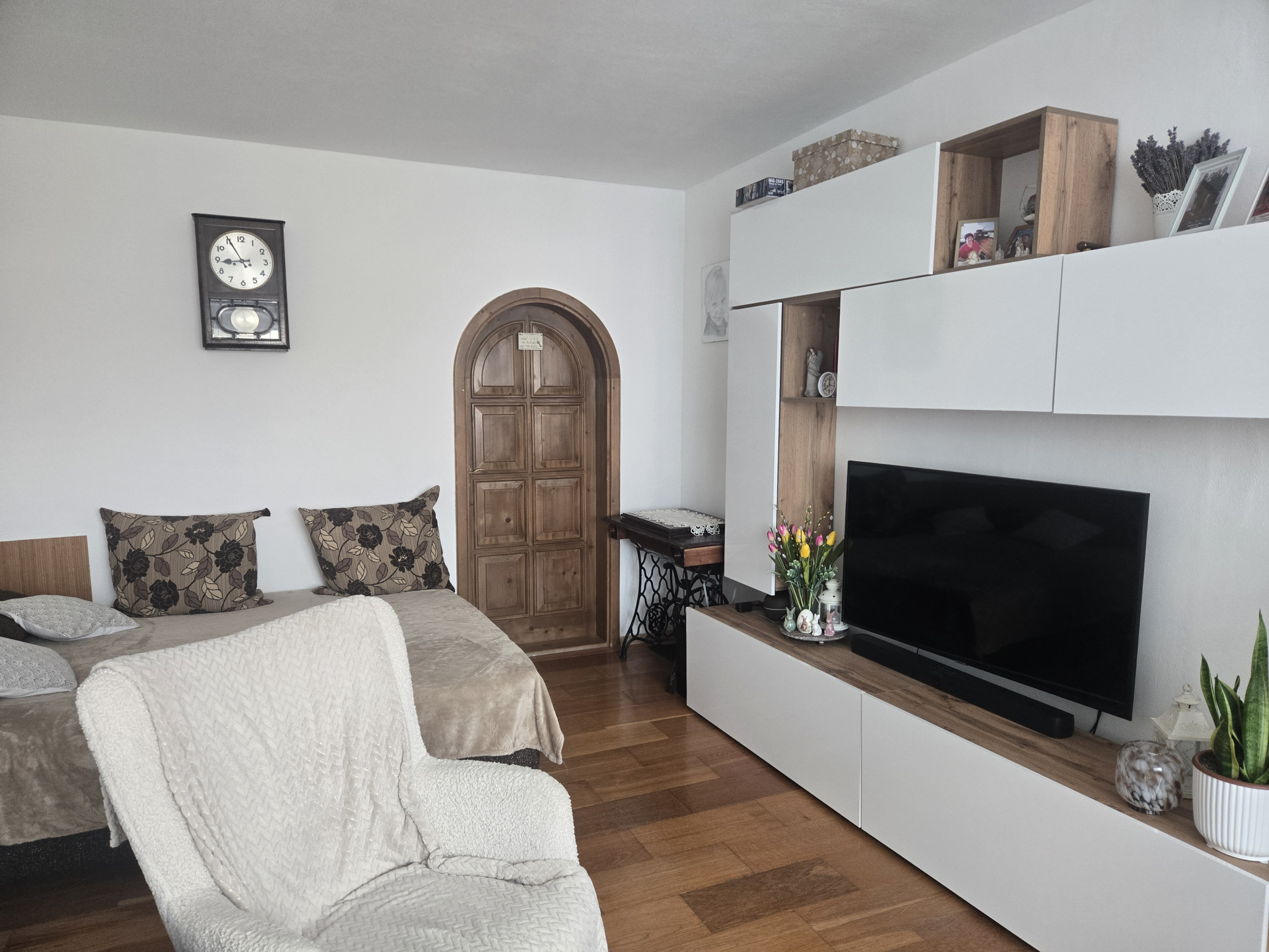 DOMOV, KDE DÝCHA DREVO: PRIESTRANNÝ 2-IZBOVÝ BYT (64 m²) – UL. RÁZUSOVA