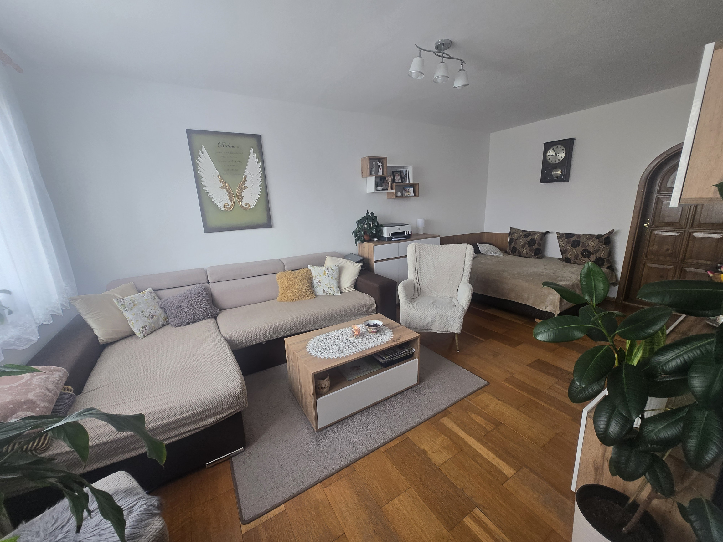 DOMOV, KDE DÝCHA DREVO: PRIESTRANNÝ 2-IZBOVÝ BYT (64 m²) – UL. RÁZUSOVA