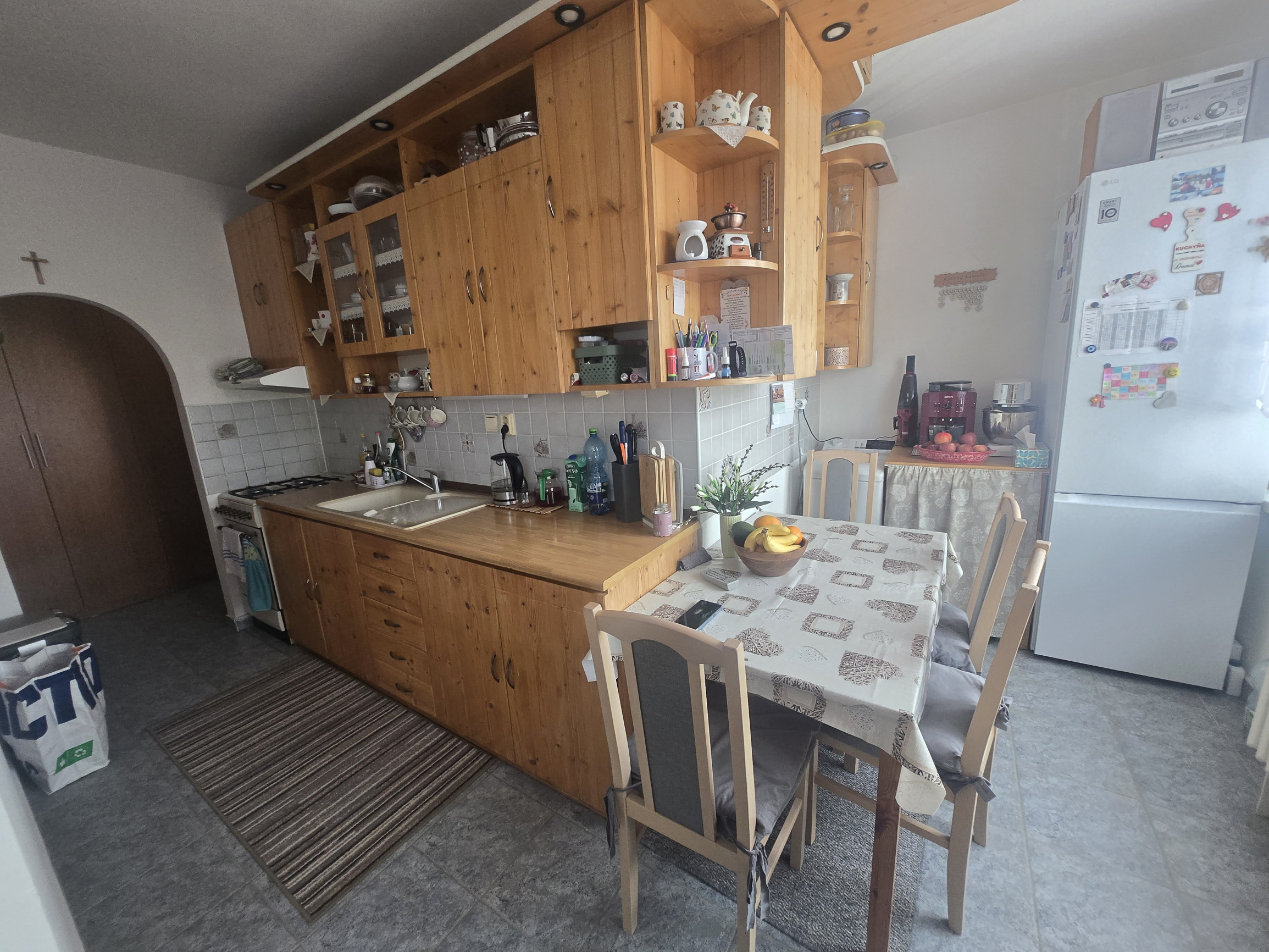 DOMOV, KDE DÝCHA DREVO: PRIESTRANNÝ 2-IZBOVÝ BYT (64 m²) – UL. RÁZUSOVA